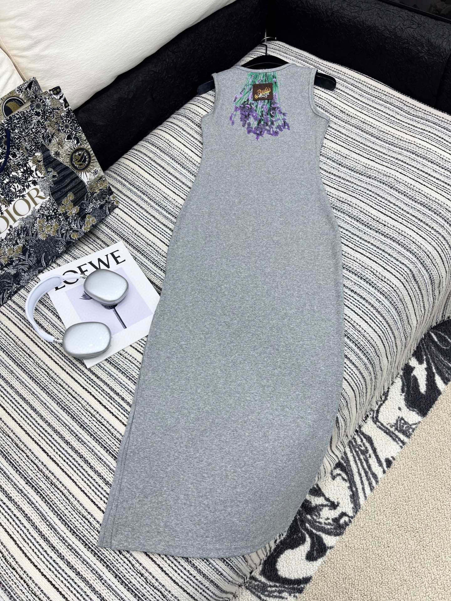 🛒𝐍𝐄𝐖 · 𝟐𝟎𝟐5/爆款现货

原单品质  Loe*｜订制最新印花贴牌赫本风背心连衣裙
巨凸显气质的
