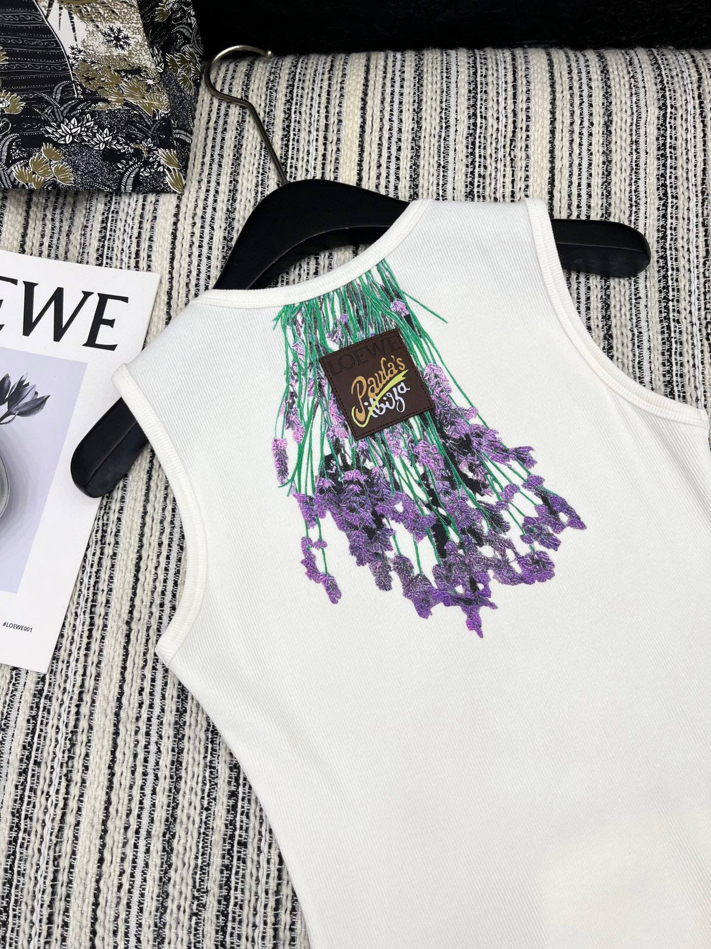 🛒𝐍𝐄𝐖 · 𝟐𝟎𝟐5/爆款现货

原单品质  Loe*｜订制最新印花贴牌赫本风背心连衣裙
巨凸显气质的
