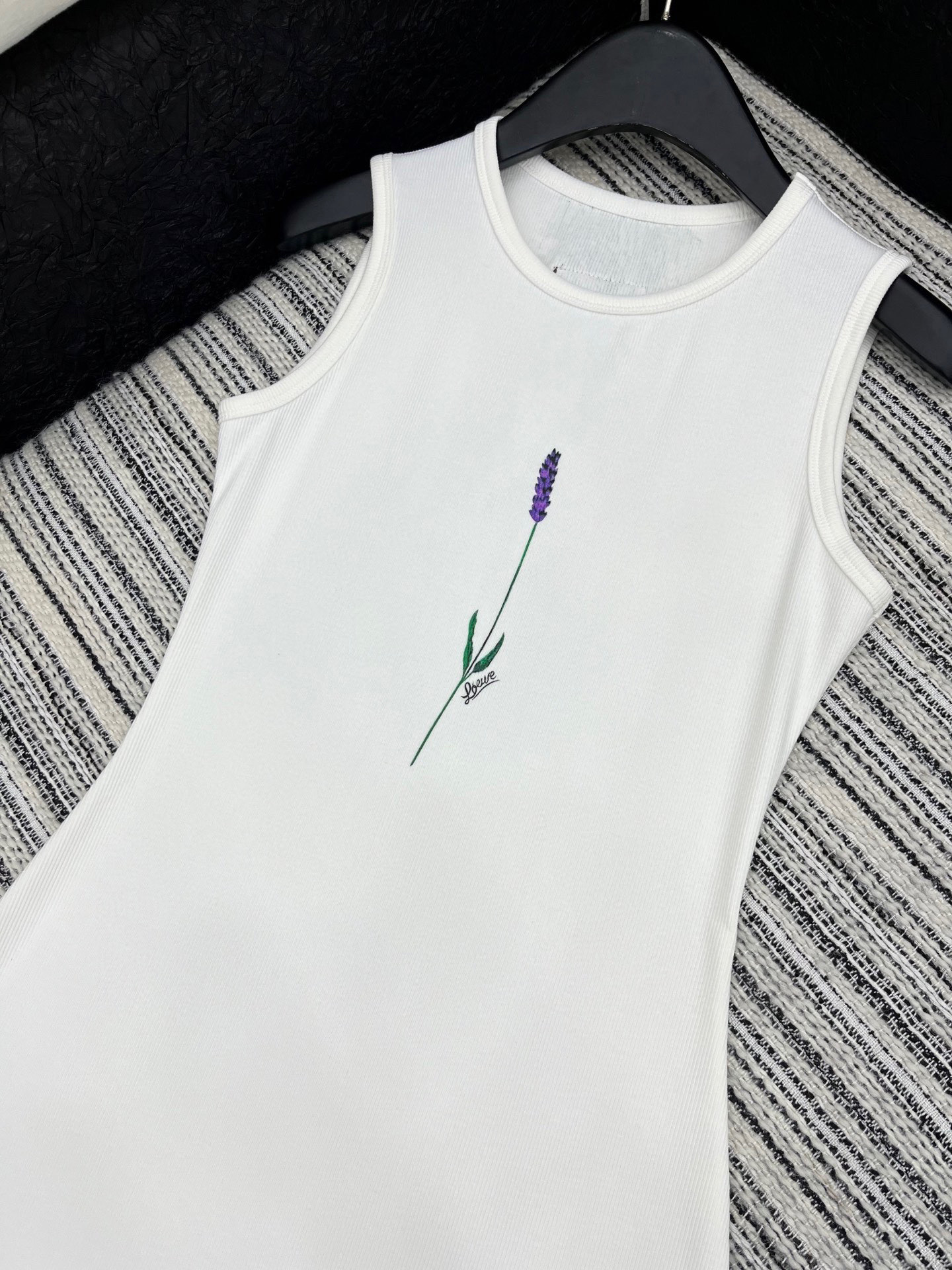 🛒𝐍𝐄𝐖 · 𝟐𝟎𝟐5/爆款现货

原单品质  Loe*｜订制最新印花贴牌赫本风背心连衣裙
巨凸显气质的