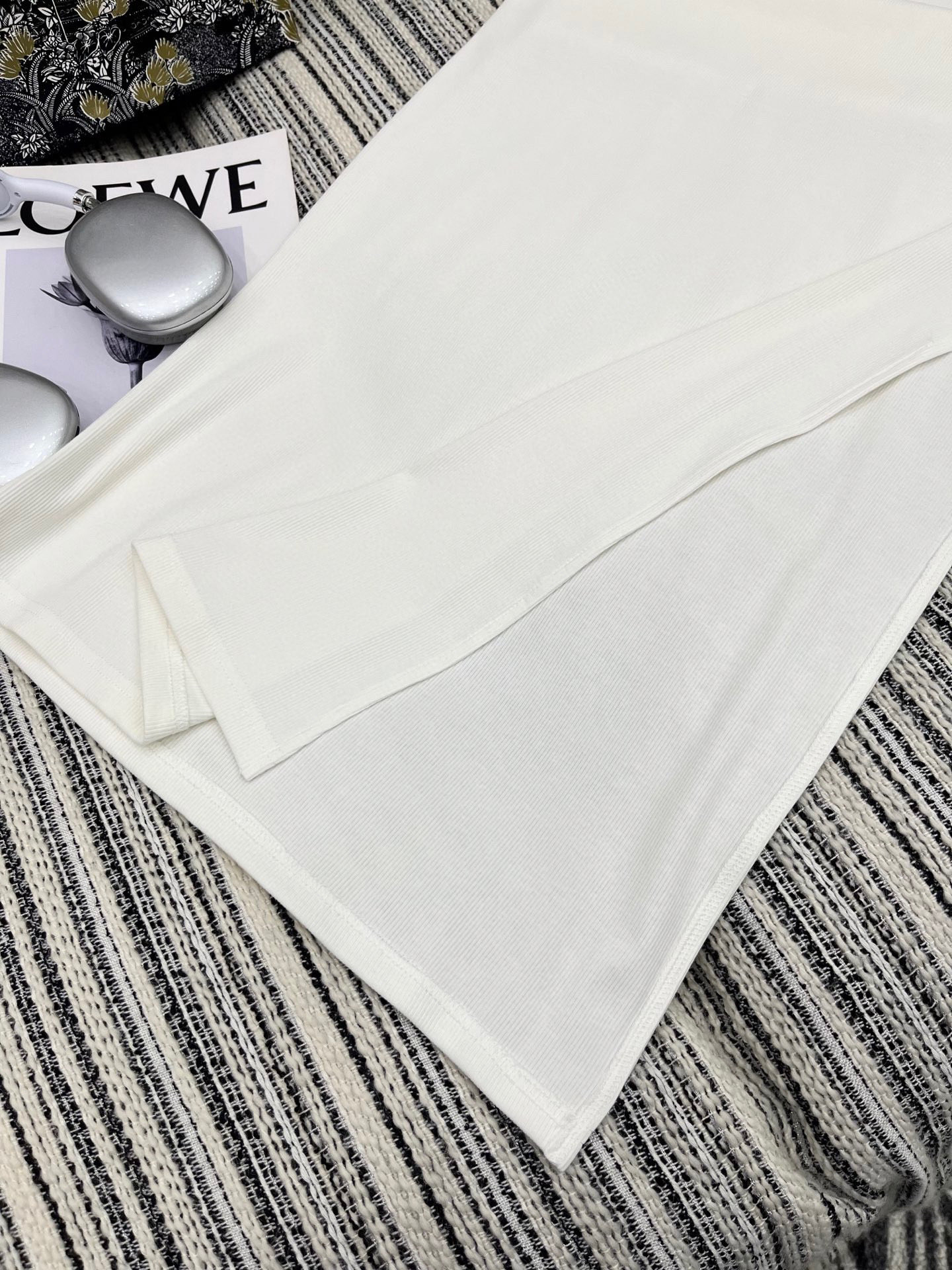 🛒𝐍𝐄𝐖 · 𝟐𝟎𝟐5/爆款现货

原单品质  Loe*｜订制最新印花贴牌赫本风背心连衣裙
巨凸显气质的