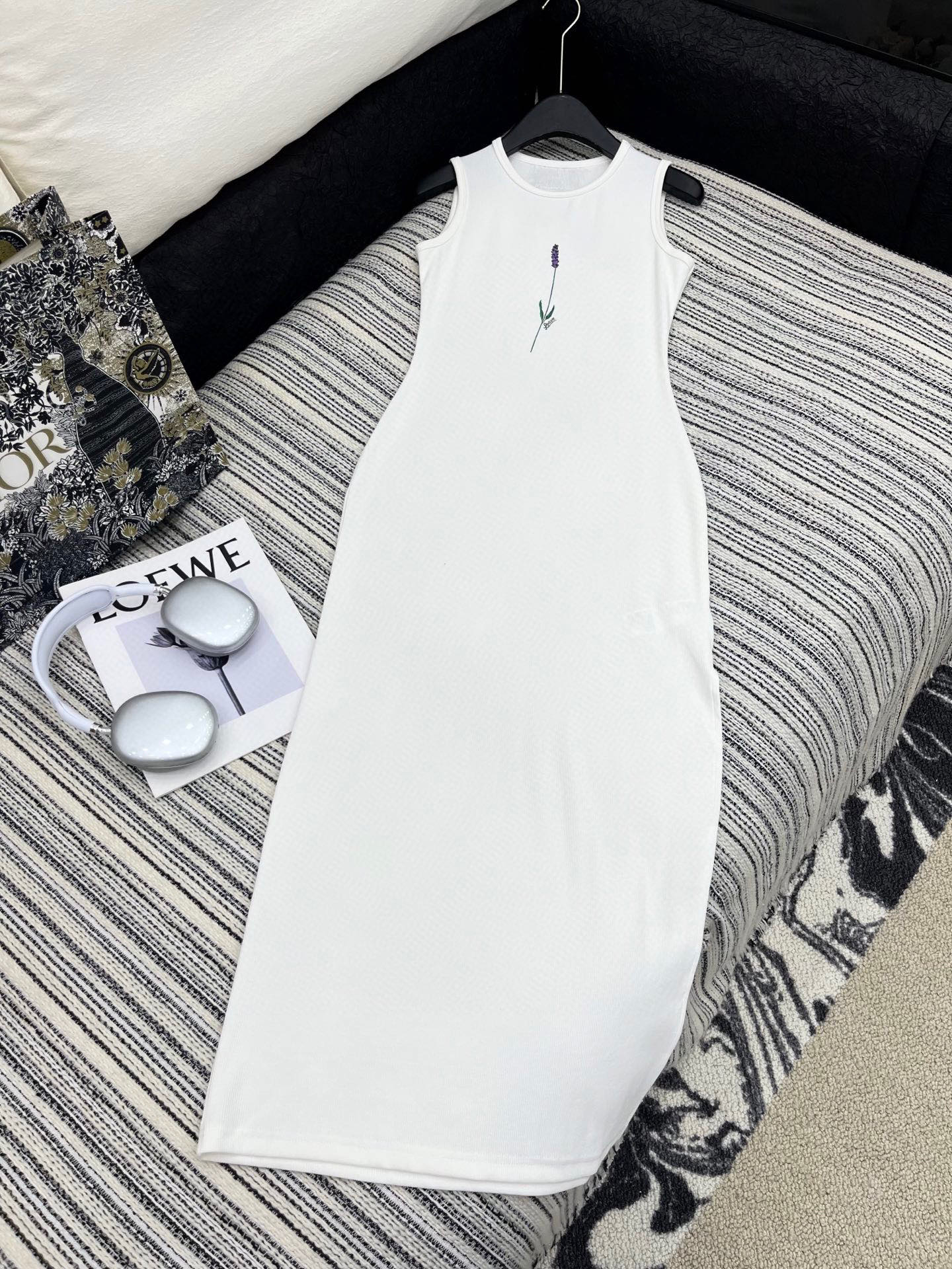 🛒𝐍𝐄𝐖 · 𝟐𝟎𝟐5/爆款现货

原单品质  Loe*｜订制最新印花贴牌赫本风背心连衣裙
巨凸显气质的