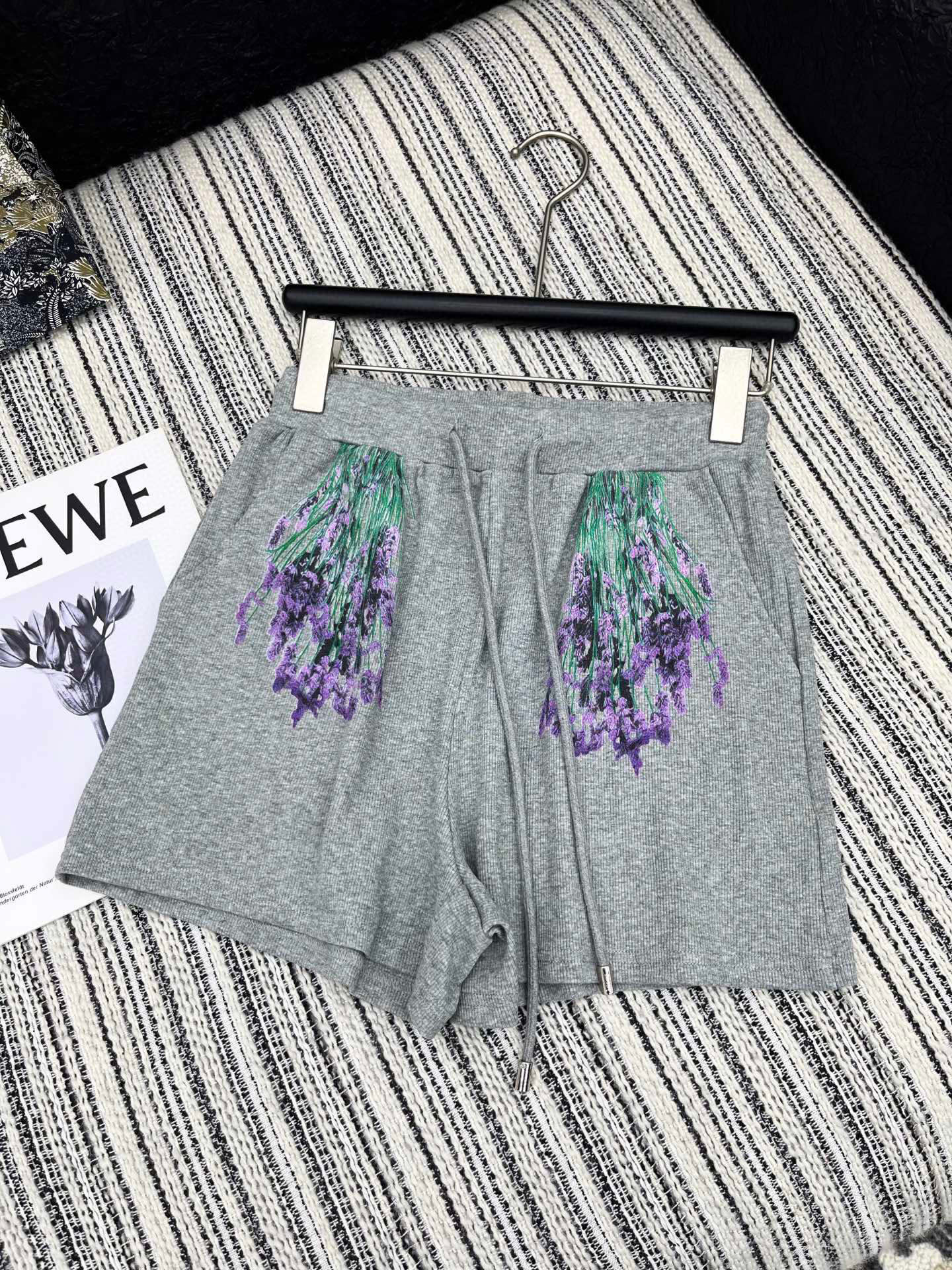🛒𝐍𝐄𝐖 · 𝟐𝟎𝟐5/爆款现货

原单品质  Loe*｜订制最新印花贴牌背心套装
巨凸显气质的一款单品