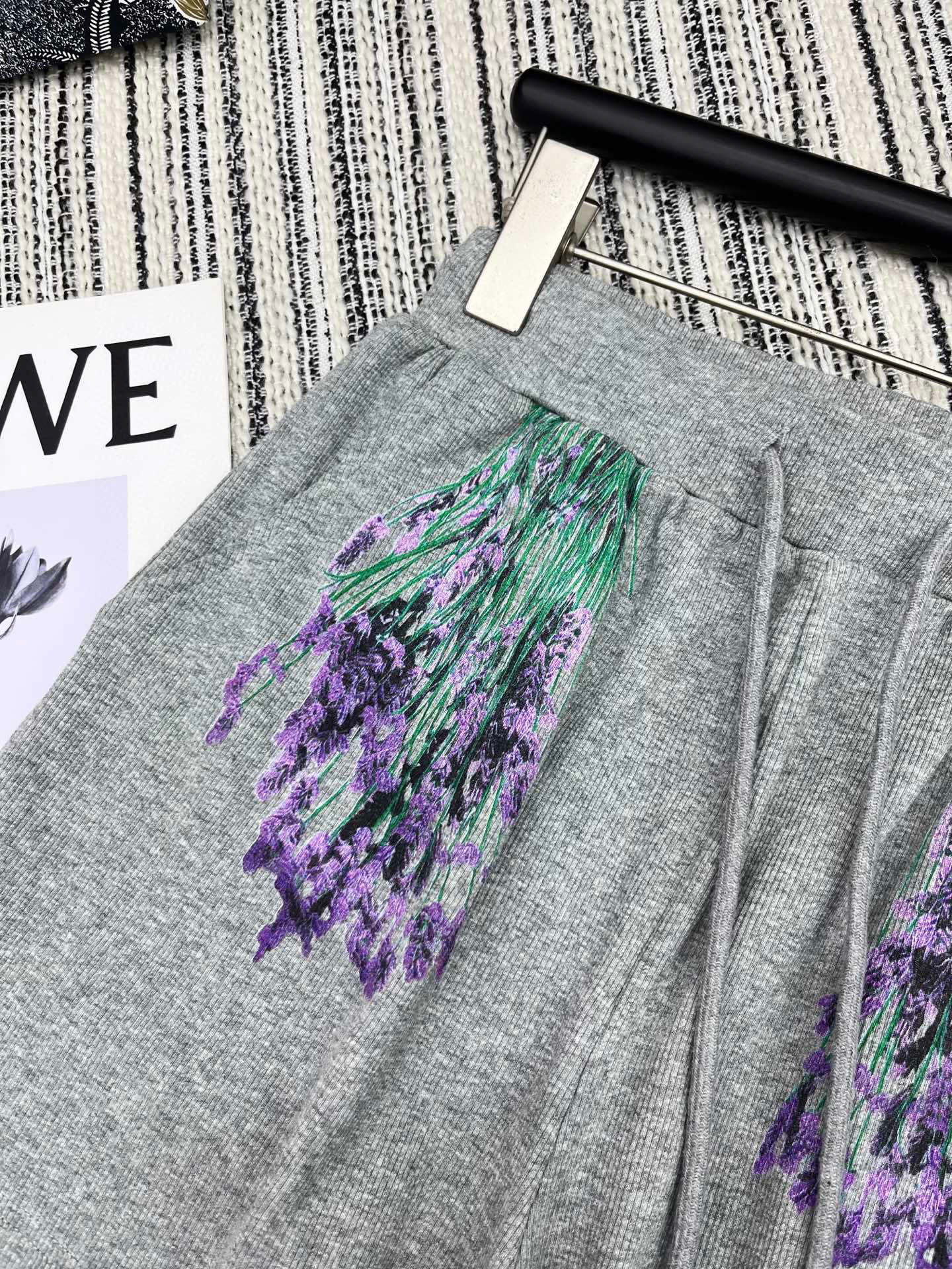 🛒𝐍𝐄𝐖 · 𝟐𝟎𝟐5/爆款现货

原单品质  Loe*｜订制最新印花贴牌背心套装
巨凸显气质的一款单品
