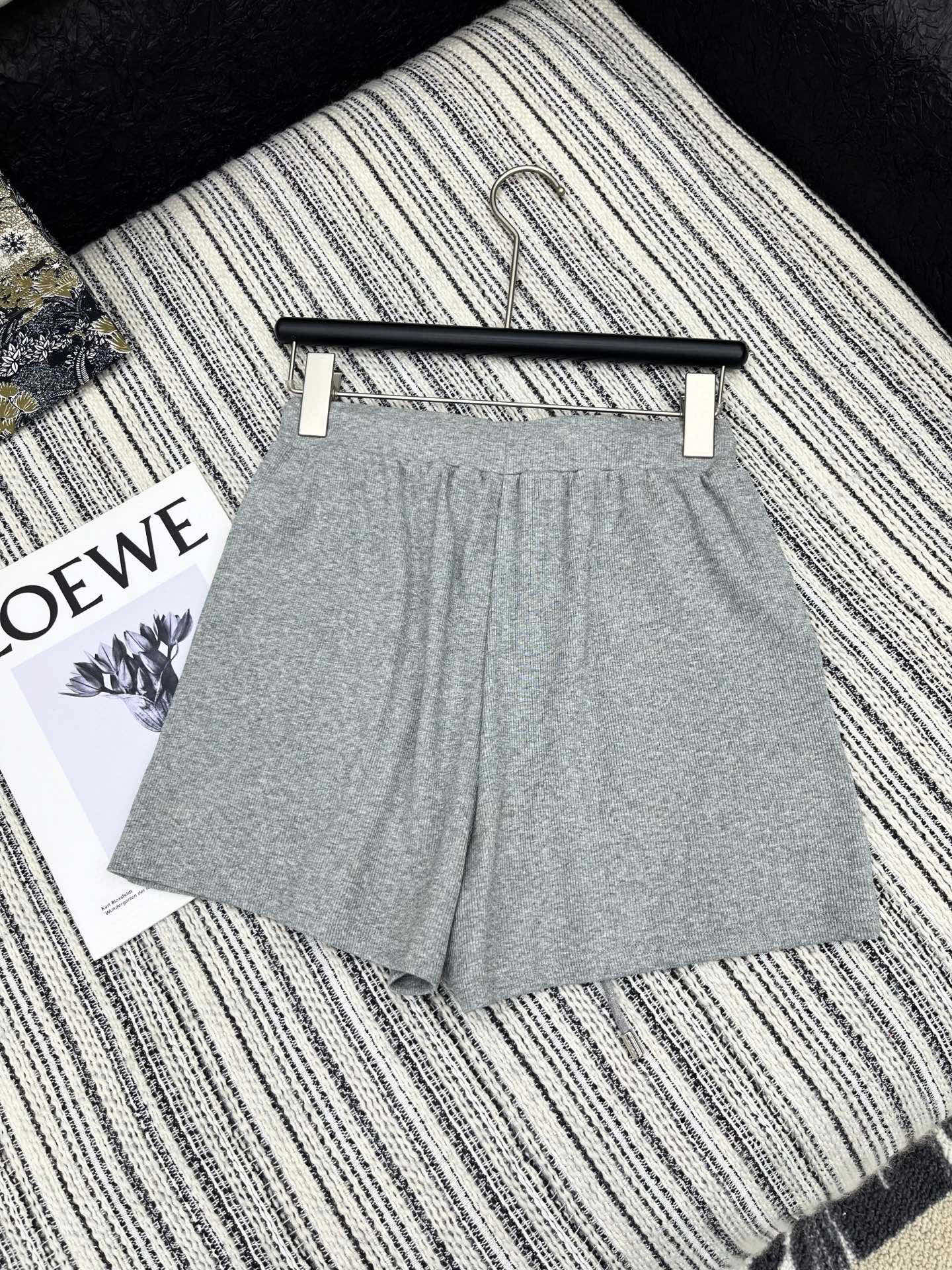 🛒𝐍𝐄𝐖 · 𝟐𝟎𝟐5/爆款现货

原单品质  Loe*｜订制最新印花贴牌背心套装
巨凸显气质的一款单品