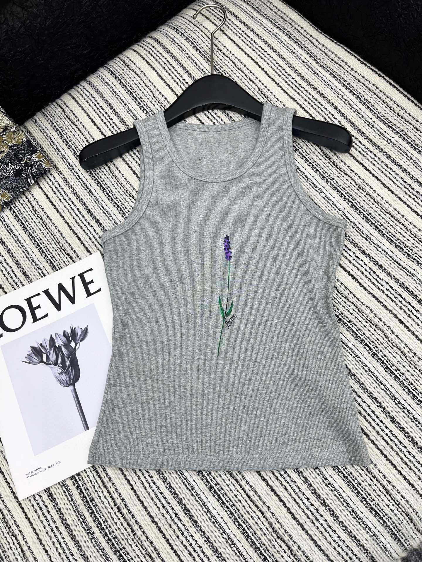 🛒𝐍𝐄𝐖 · 𝟐𝟎𝟐5/爆款现货

原单品质  Loe*｜订制最新印花贴牌背心套装
巨凸显气质的一款单品