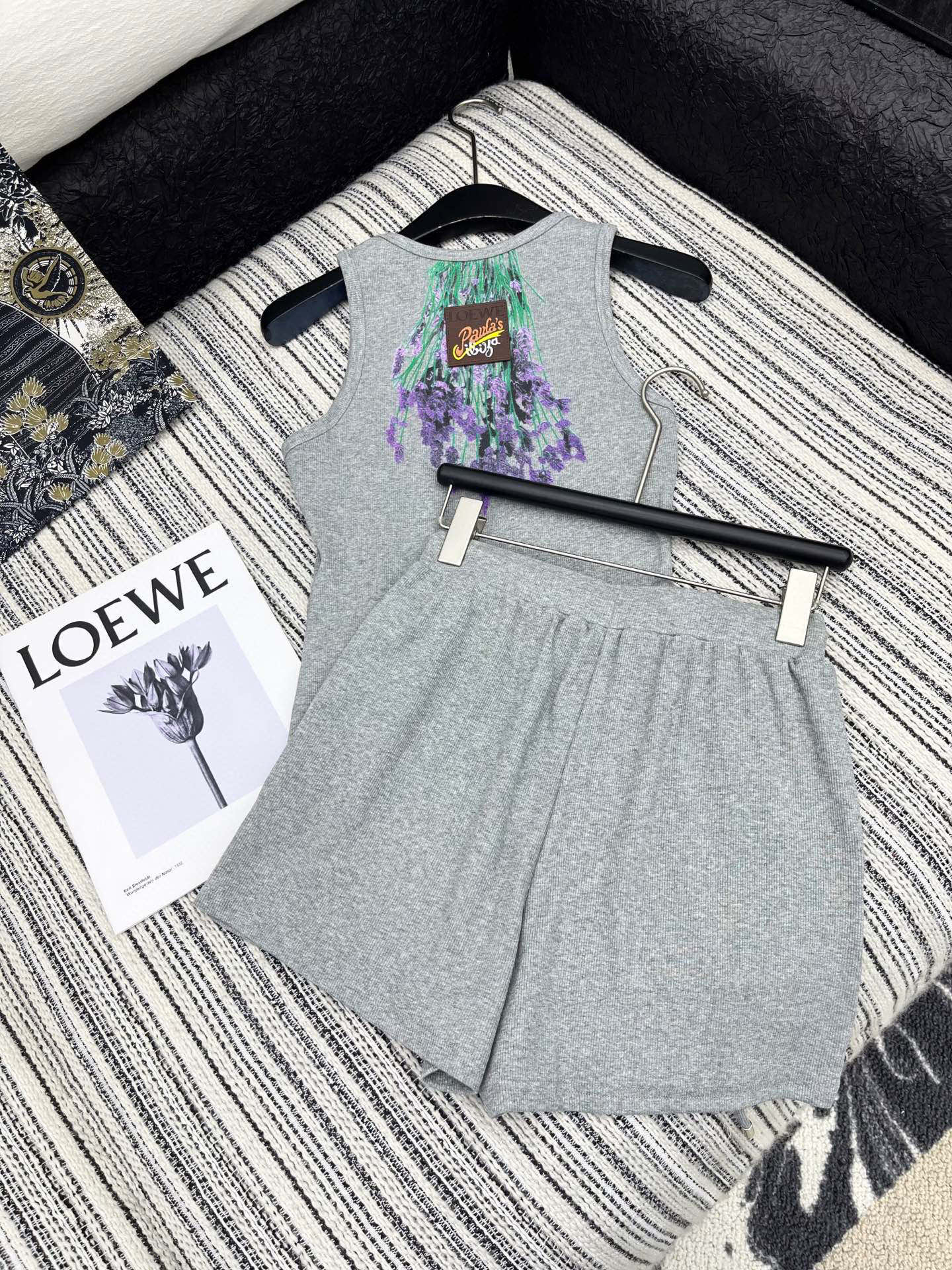 🛒𝐍𝐄𝐖 · 𝟐𝟎𝟐5/爆款现货

原单品质  Loe*｜订制最新印花贴牌背心套装
巨凸显气质的一款单品