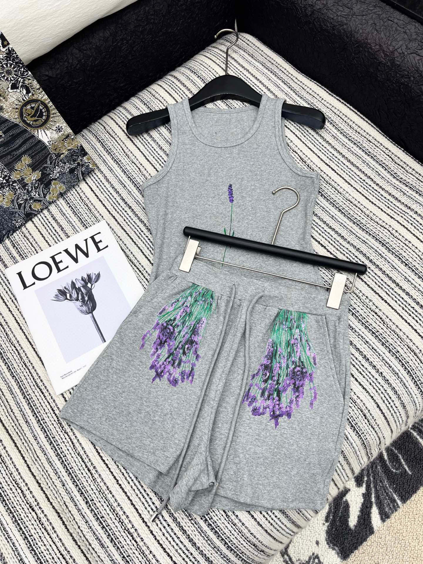 🛒𝐍𝐄𝐖 · 𝟐𝟎𝟐5/爆款现货

原单品质  Loe*｜订制最新印花贴牌背心套装
巨凸显气质的一款单品
