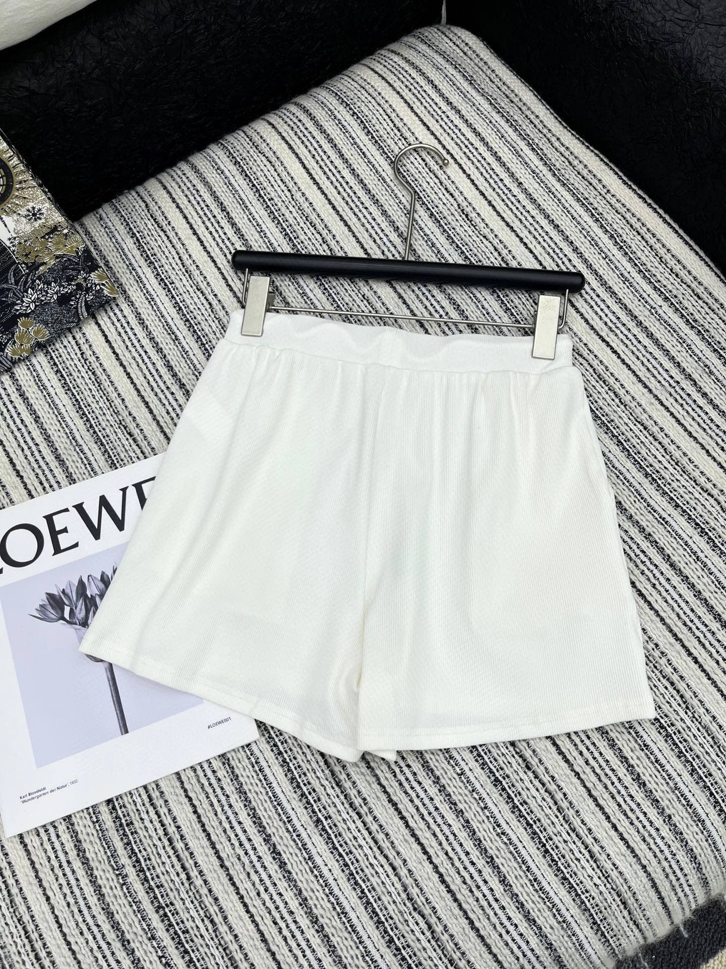 🛒𝐍𝐄𝐖 · 𝟐𝟎𝟐5/爆款现货

原单品质  Loe*｜订制最新印花贴牌背心套装
巨凸显气质的一款单品