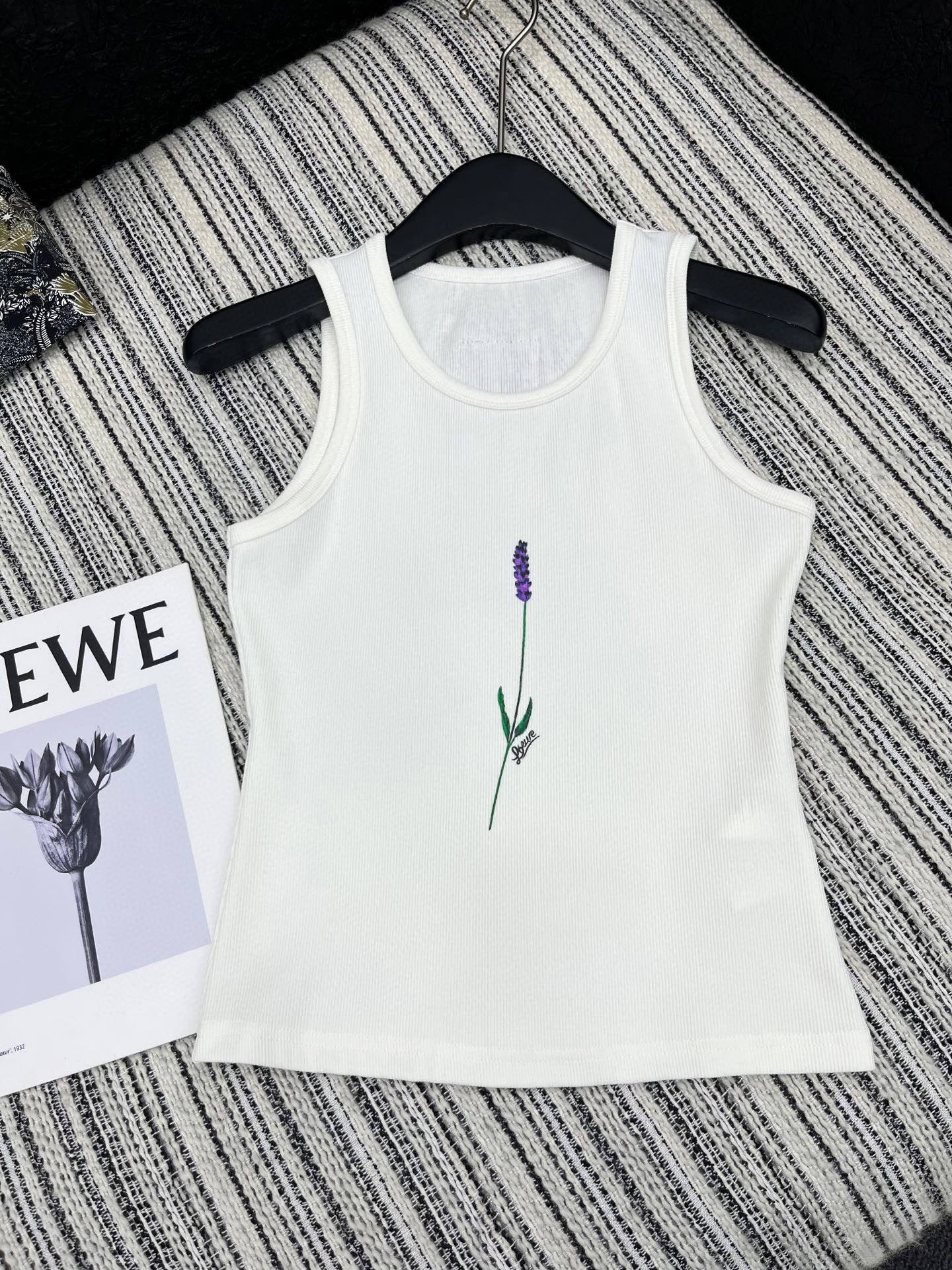 🛒𝐍𝐄𝐖 · 𝟐𝟎𝟐5/爆款现货

原单品质  Loe*｜订制最新印花贴牌背心套装
巨凸显气质的一款单品
