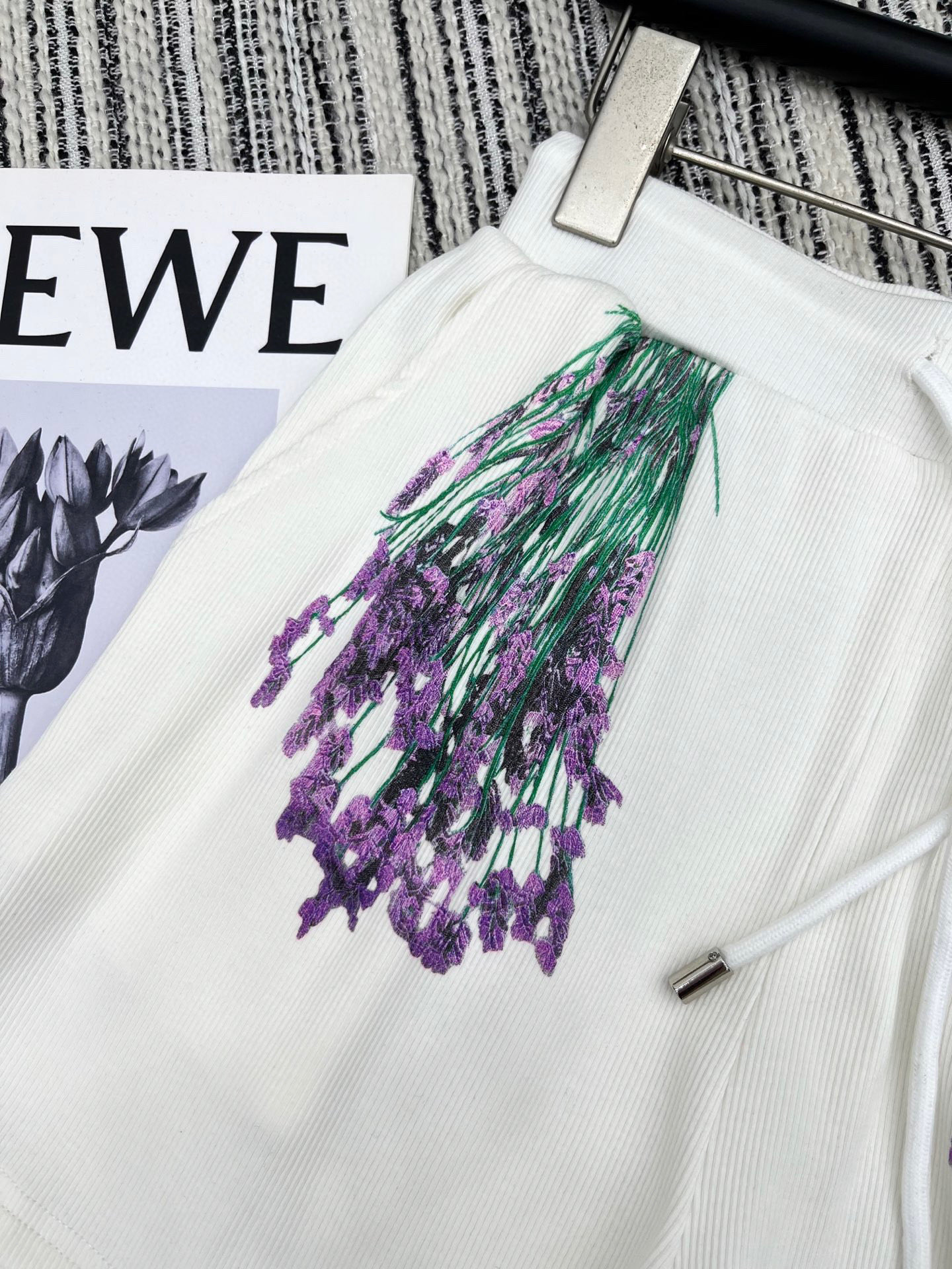 🛒𝐍𝐄𝐖 · 𝟐𝟎𝟐5/爆款现货

原单品质  Loe*｜订制最新印花贴牌背心套装
巨凸显气质的一款单品