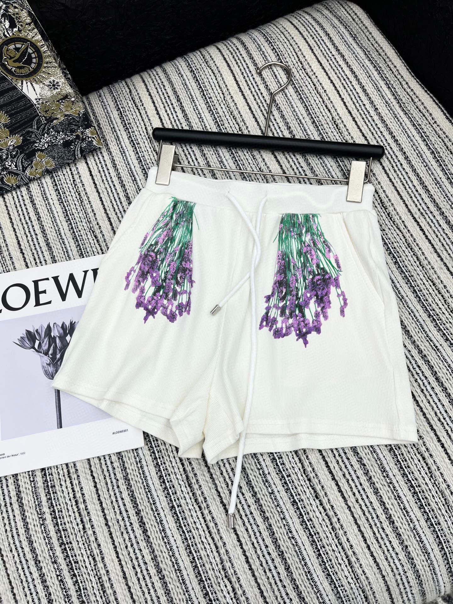 🛒𝐍𝐄𝐖 · 𝟐𝟎𝟐5/爆款现货

原单品质  Loe*｜订制最新印花贴牌背心套装
巨凸显气质的一款单品