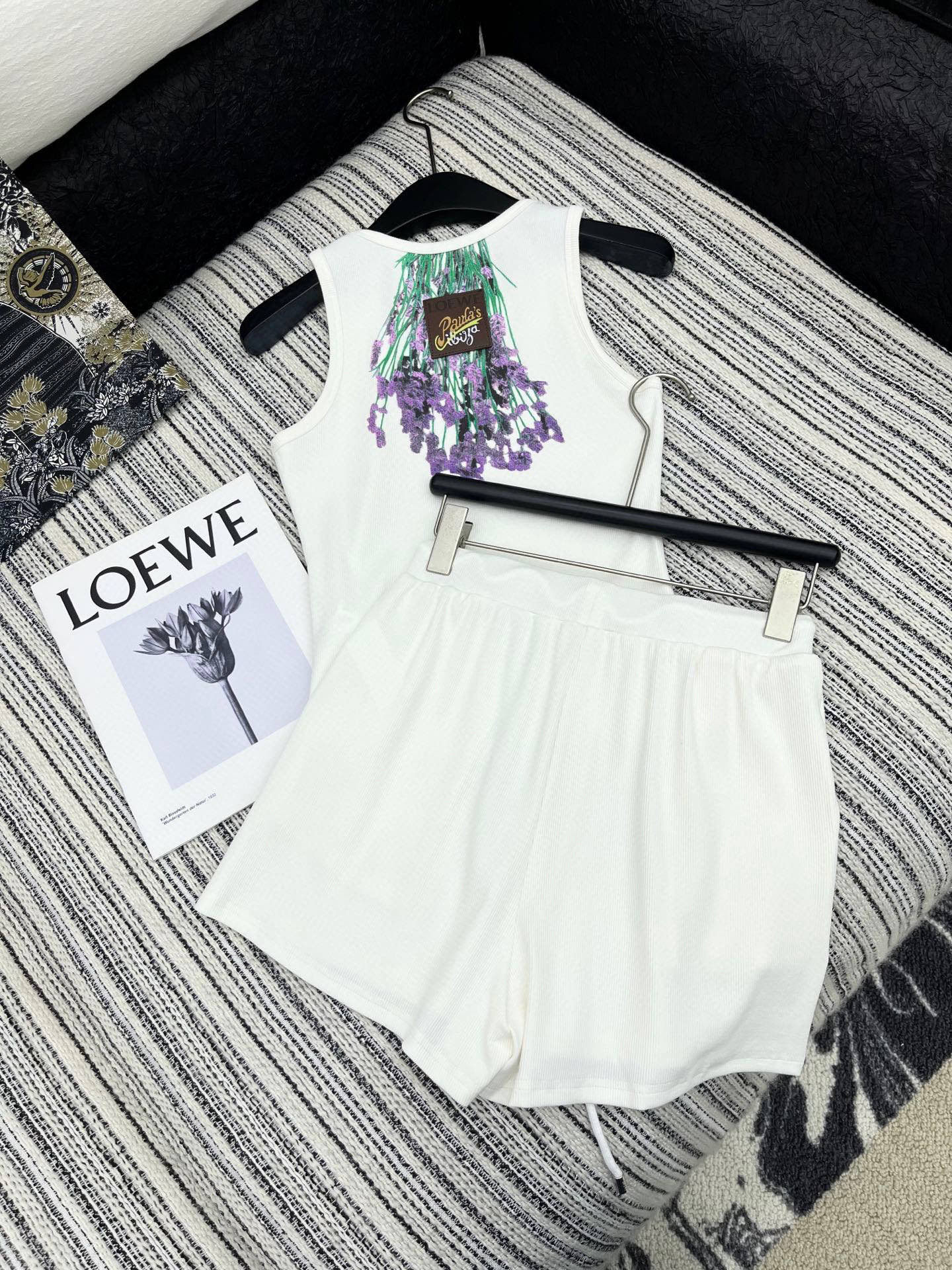 🛒𝐍𝐄𝐖 · 𝟐𝟎𝟐5/爆款现货

原单品质  Loe*｜订制最新印花贴牌背心套装
巨凸显气质的一款单品