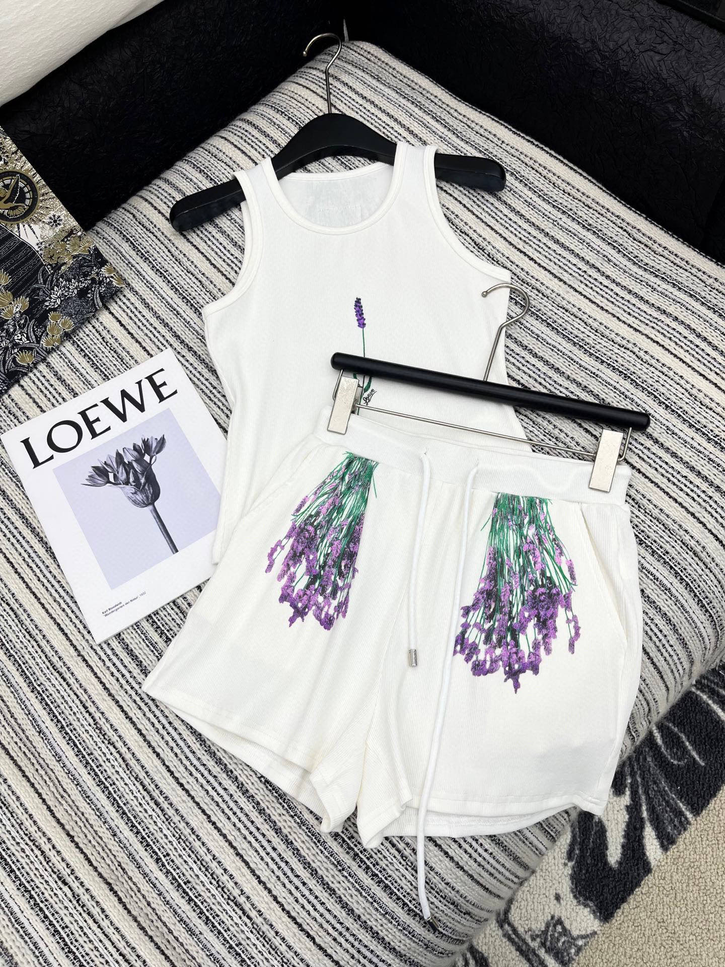 🛒𝐍𝐄𝐖 · 𝟐𝟎𝟐5/爆款现货

原单品质  Loe*｜订制最新印花贴牌背心套装
巨凸显气质的一款单品