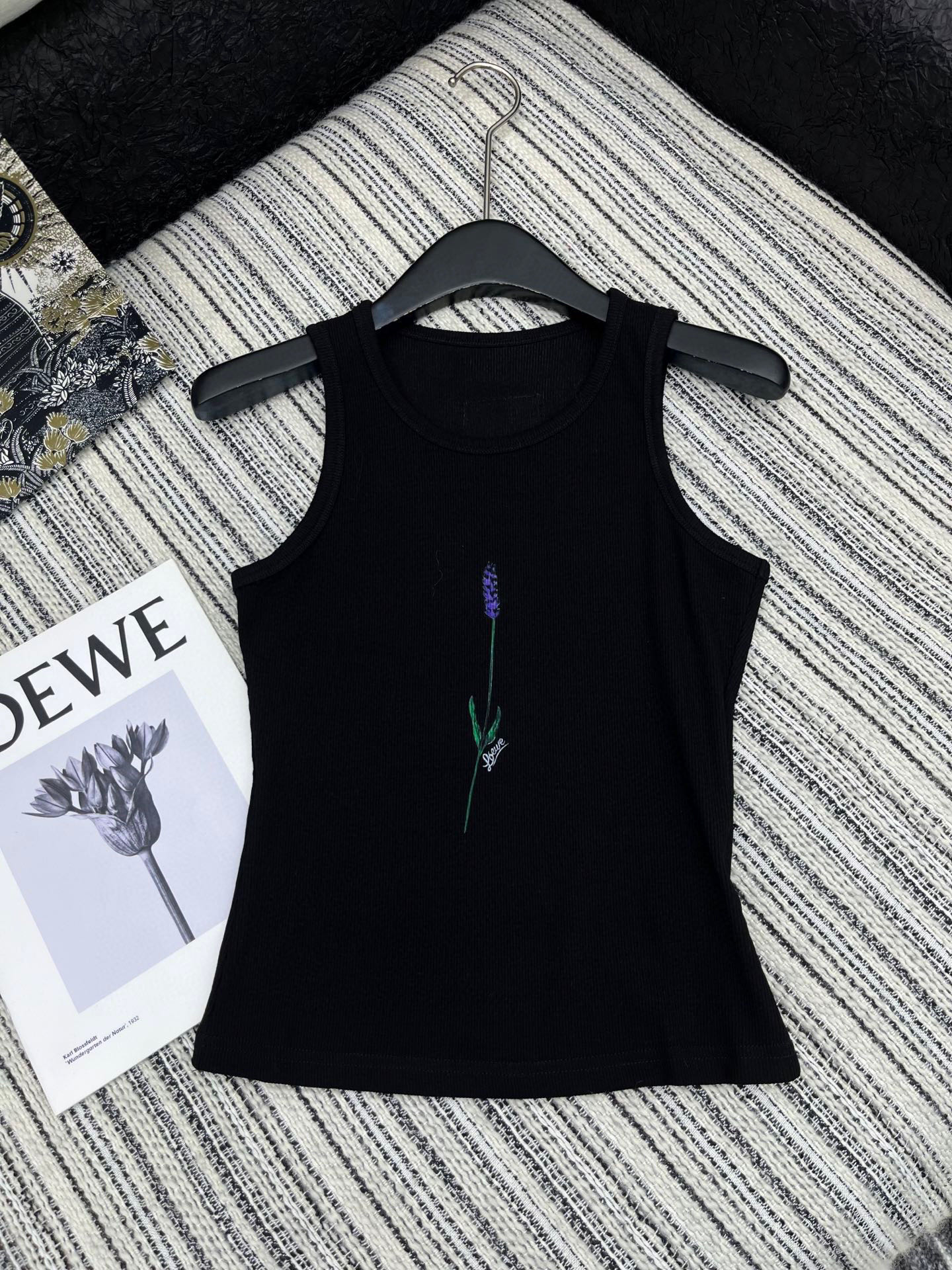 🛒𝐍𝐄𝐖 · 𝟐𝟎𝟐5/爆款现货

原单品质  Loe*｜订制最新印花贴牌背心套装
巨凸显气质的一款单品