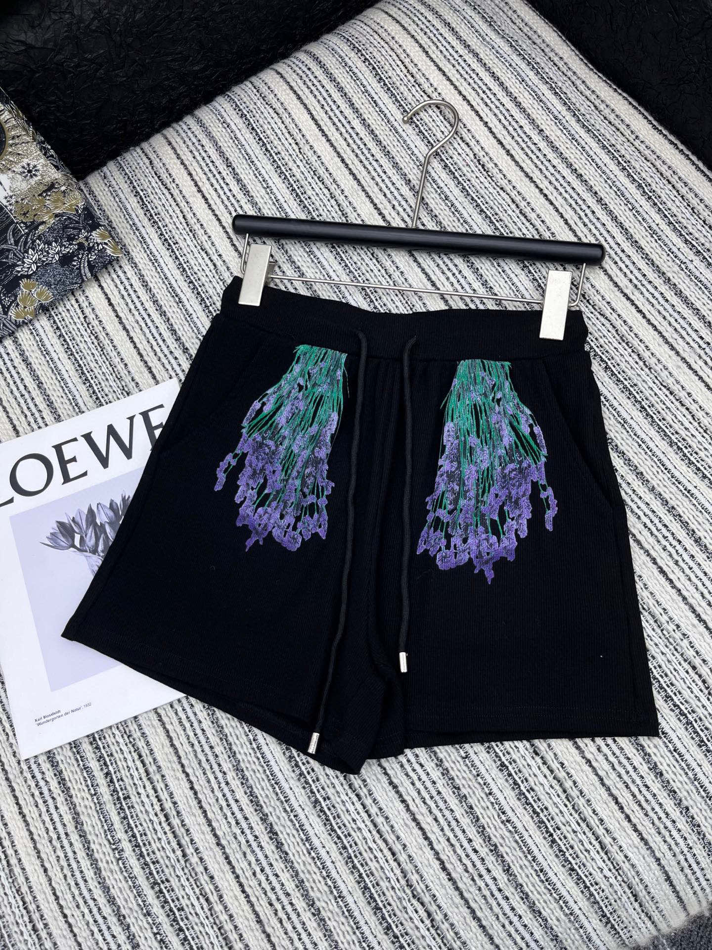 🛒𝐍𝐄𝐖 · 𝟐𝟎𝟐5/爆款现货

原单品质  Loe*｜订制最新印花贴牌背心套装
巨凸显气质的一款单品
