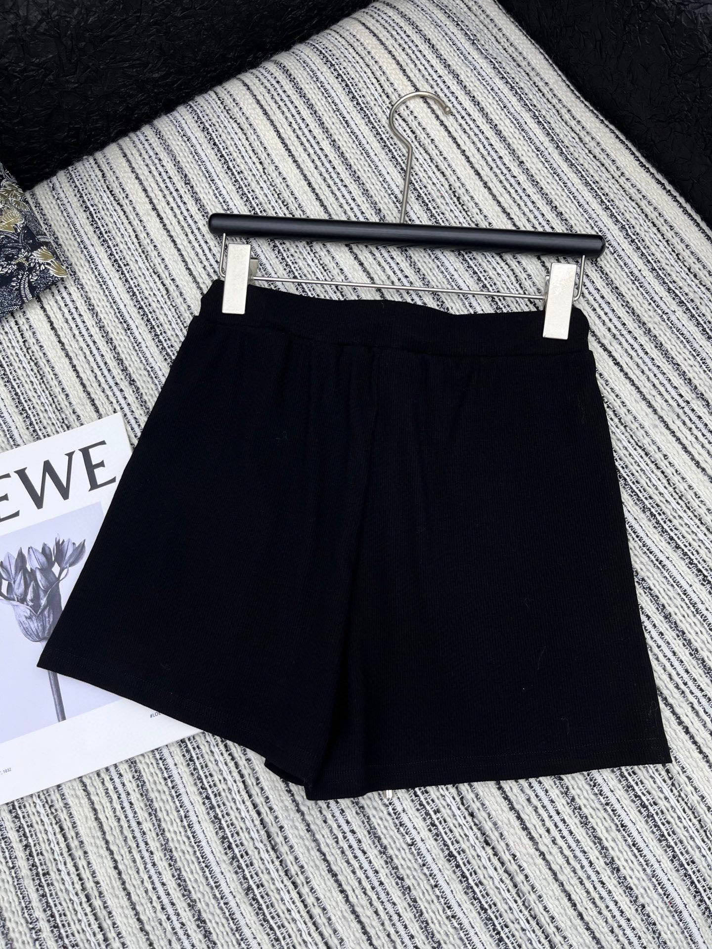 🛒𝐍𝐄𝐖 · 𝟐𝟎𝟐5/爆款现货

原单品质  Loe*｜订制最新印花贴牌背心套装
巨凸显气质的一款单品