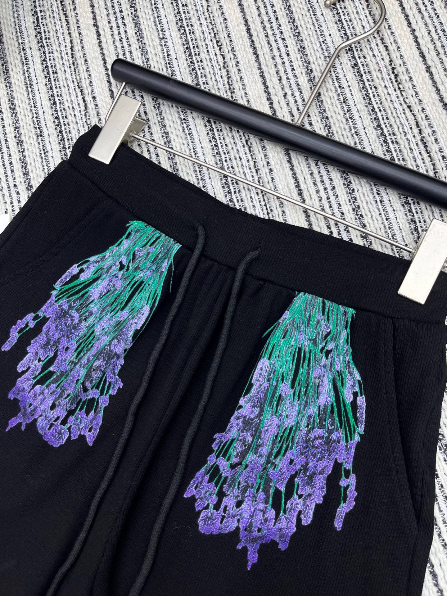 🛒𝐍𝐄𝐖 · 𝟐𝟎𝟐5/爆款现货

原单品质  Loe*｜订制最新印花贴牌背心套装
巨凸显气质的一款单品