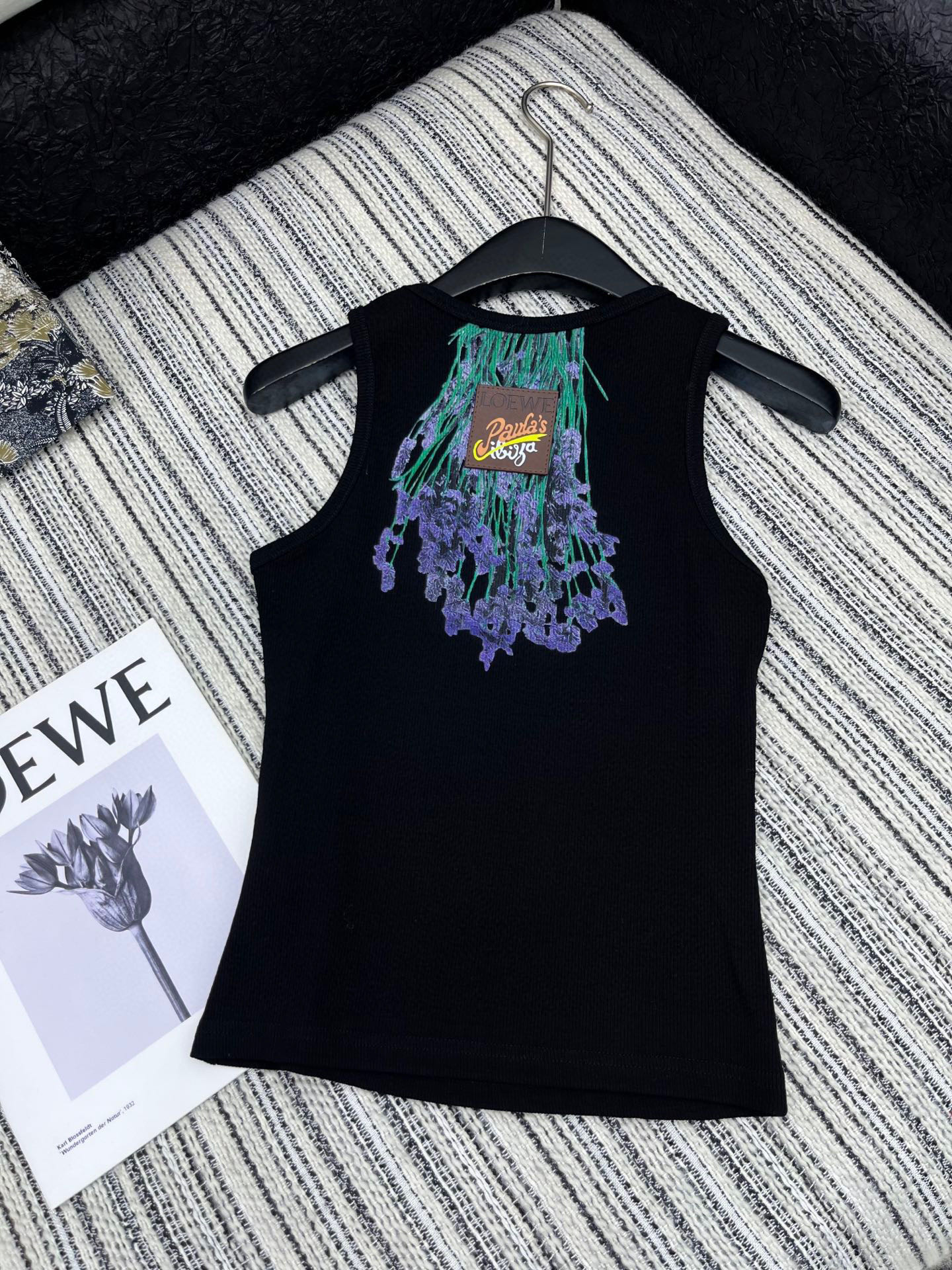 🛒𝐍𝐄𝐖 · 𝟐𝟎𝟐5/爆款现货

原单品质  Loe*｜订制最新印花贴牌背心套装
巨凸显气质的一款单品
