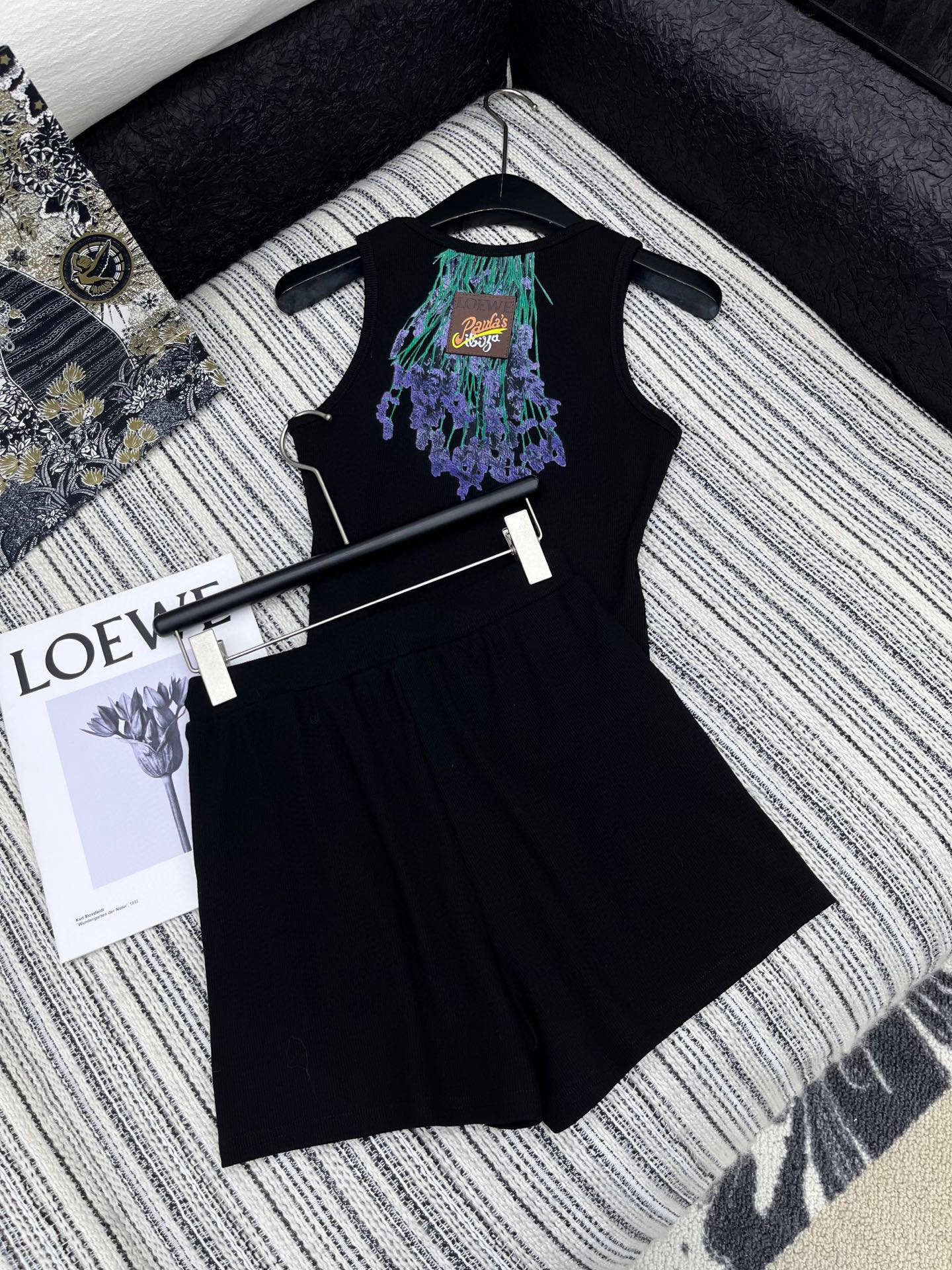 🛒𝐍𝐄𝐖 · 𝟐𝟎𝟐5/爆款现货

原单品质  Loe*｜订制最新印花贴牌背心套装
巨凸显气质的一款单品