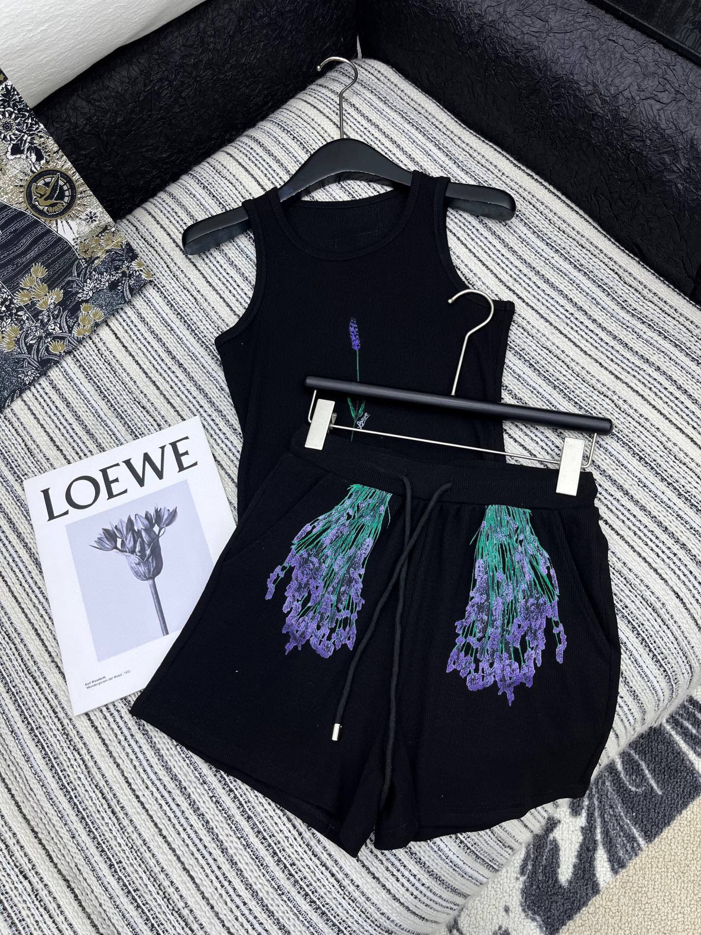 🛒𝐍𝐄𝐖 · 𝟐𝟎𝟐5/爆款现货

原单品质  Loe*｜订制最新印花贴牌背心套装
巨凸显气质的一款单品
