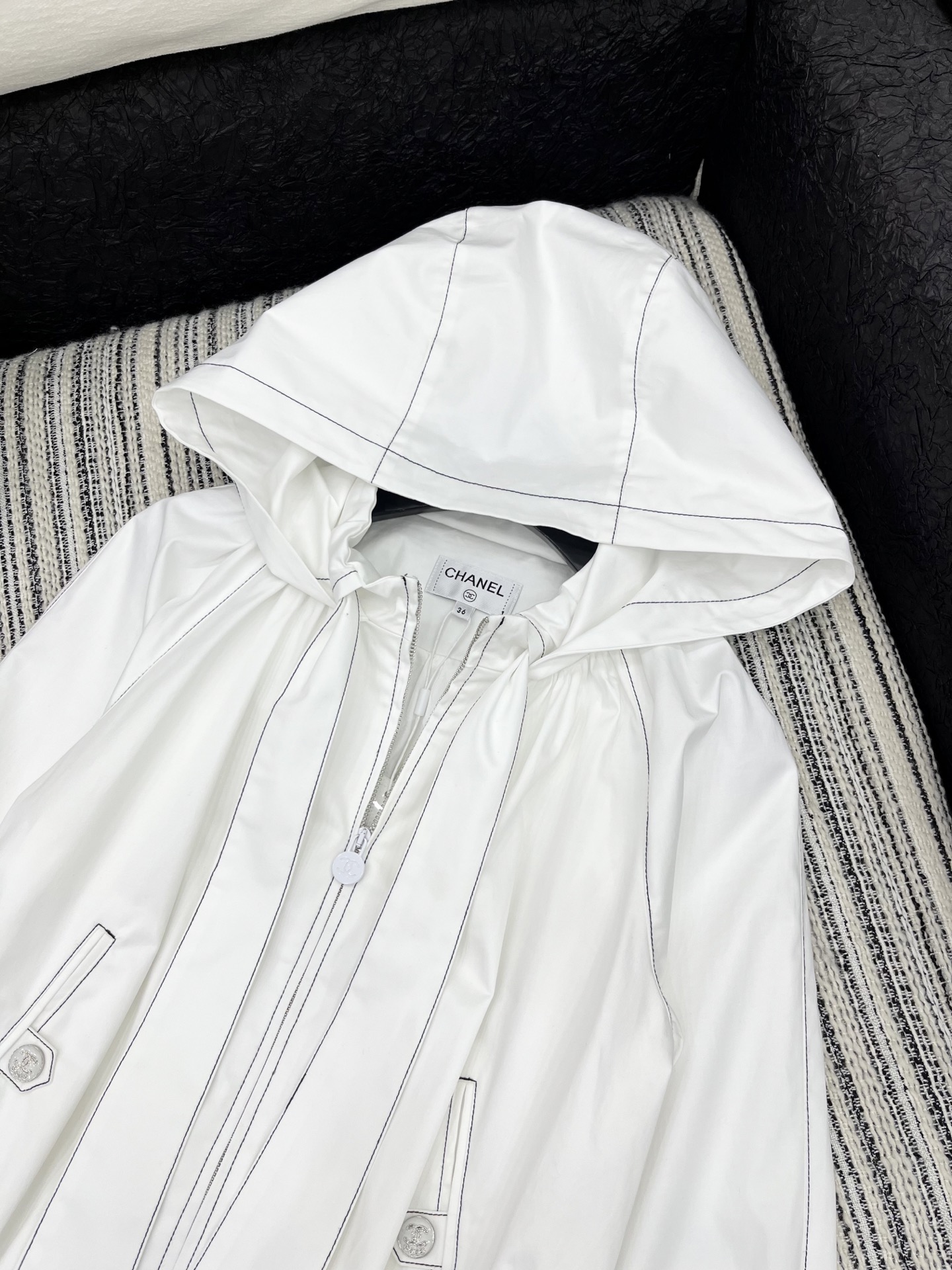 🛒𝐍𝐄𝐖 · 𝟐𝟎𝟐5/爆款现货

原单品质  Cha*｜25新款明线戴帽大蝴蝶结丝带外套

潮版来袭，