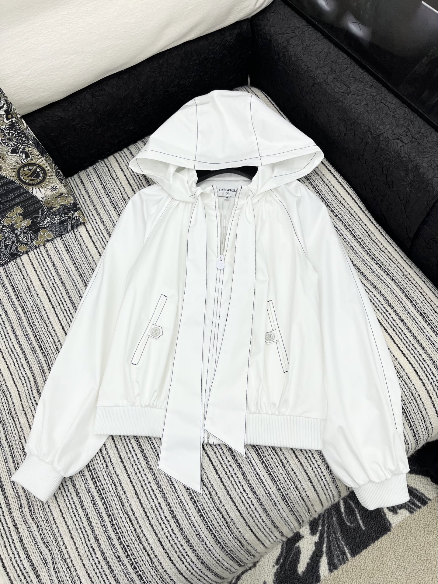 🛒𝐍𝐄𝐖 · 𝟐𝟎𝟐5/爆款现货

原单品质  Cha*｜25新款明线戴帽大蝴蝶结丝带外套

潮版来袭，