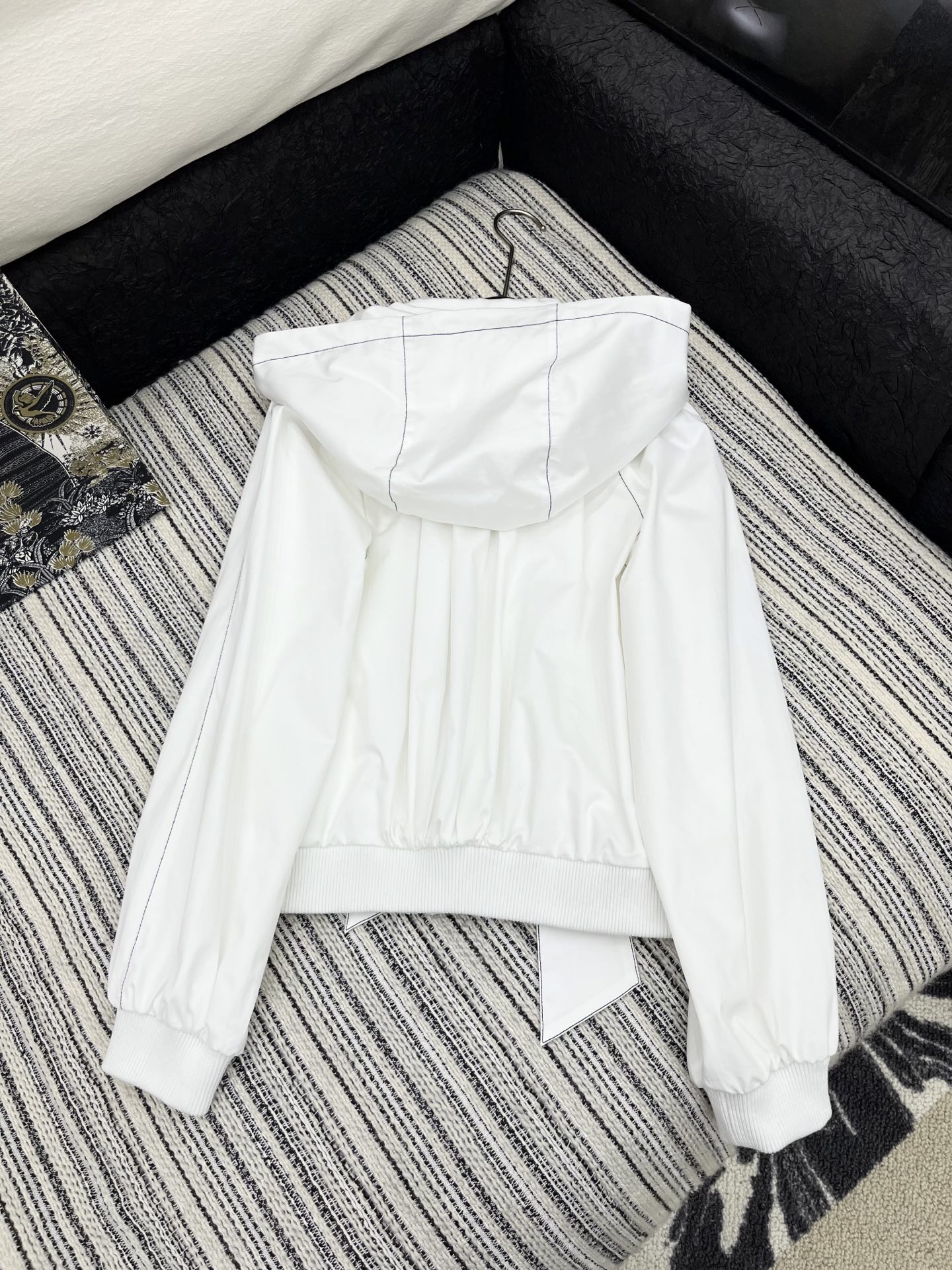 🛒𝐍𝐄𝐖 · 𝟐𝟎𝟐5/爆款现货

原单品质  Cha*｜25新款明线戴帽大蝴蝶结丝带外套

潮版来袭，
