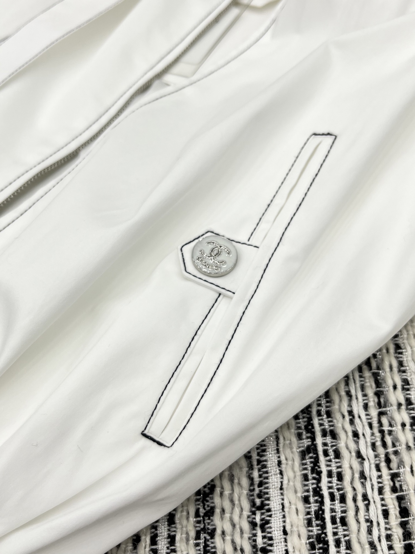 🛒𝐍𝐄𝐖 · 𝟐𝟎𝟐5/爆款现货

原单品质  Cha*｜25新款明线戴帽大蝴蝶结丝带外套

潮版来袭，