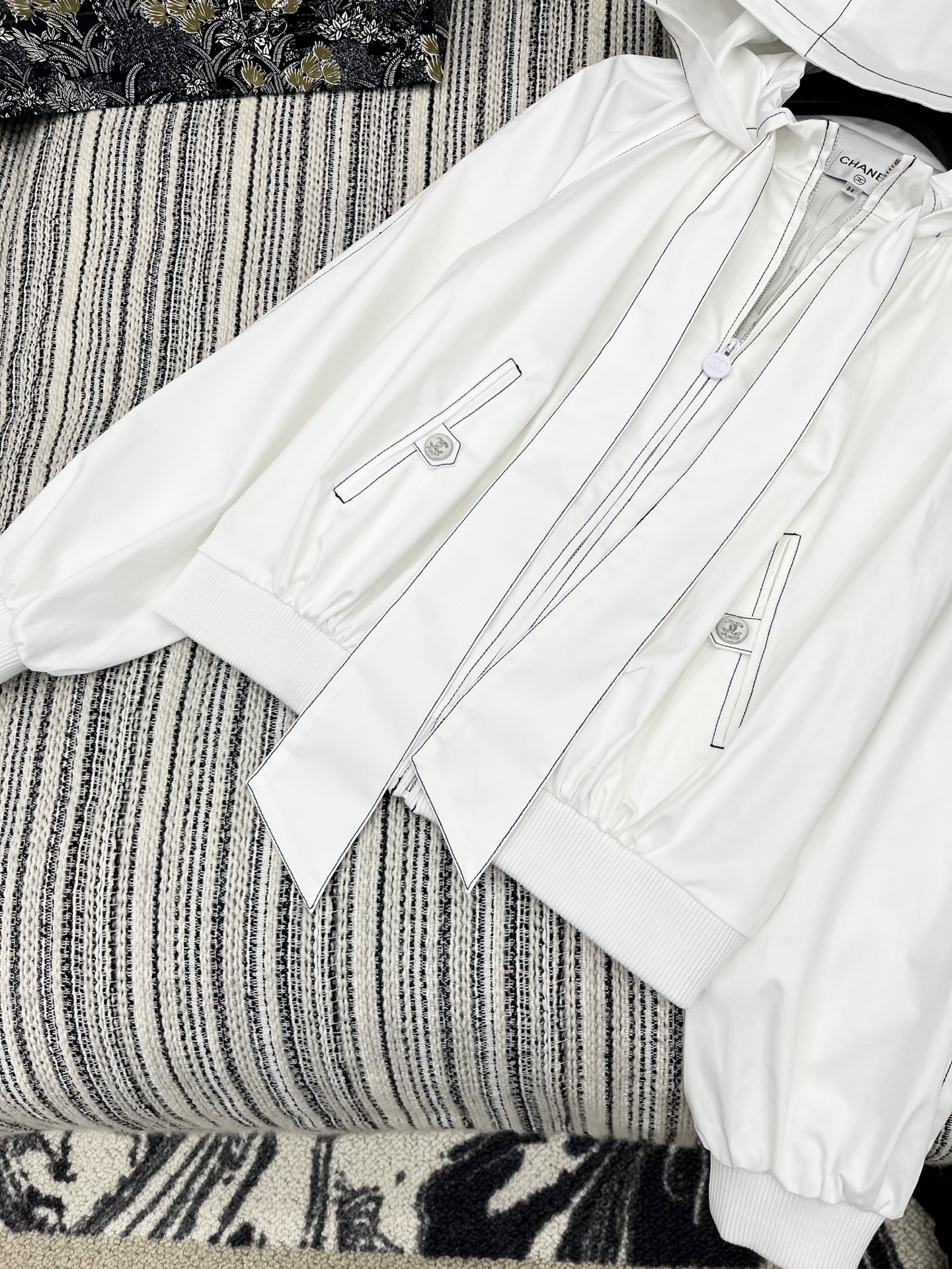🛒𝐍𝐄𝐖 · 𝟐𝟎𝟐5/爆款现货

原单品质  Cha*｜25新款明线戴帽大蝴蝶结丝带外套

潮版来袭，