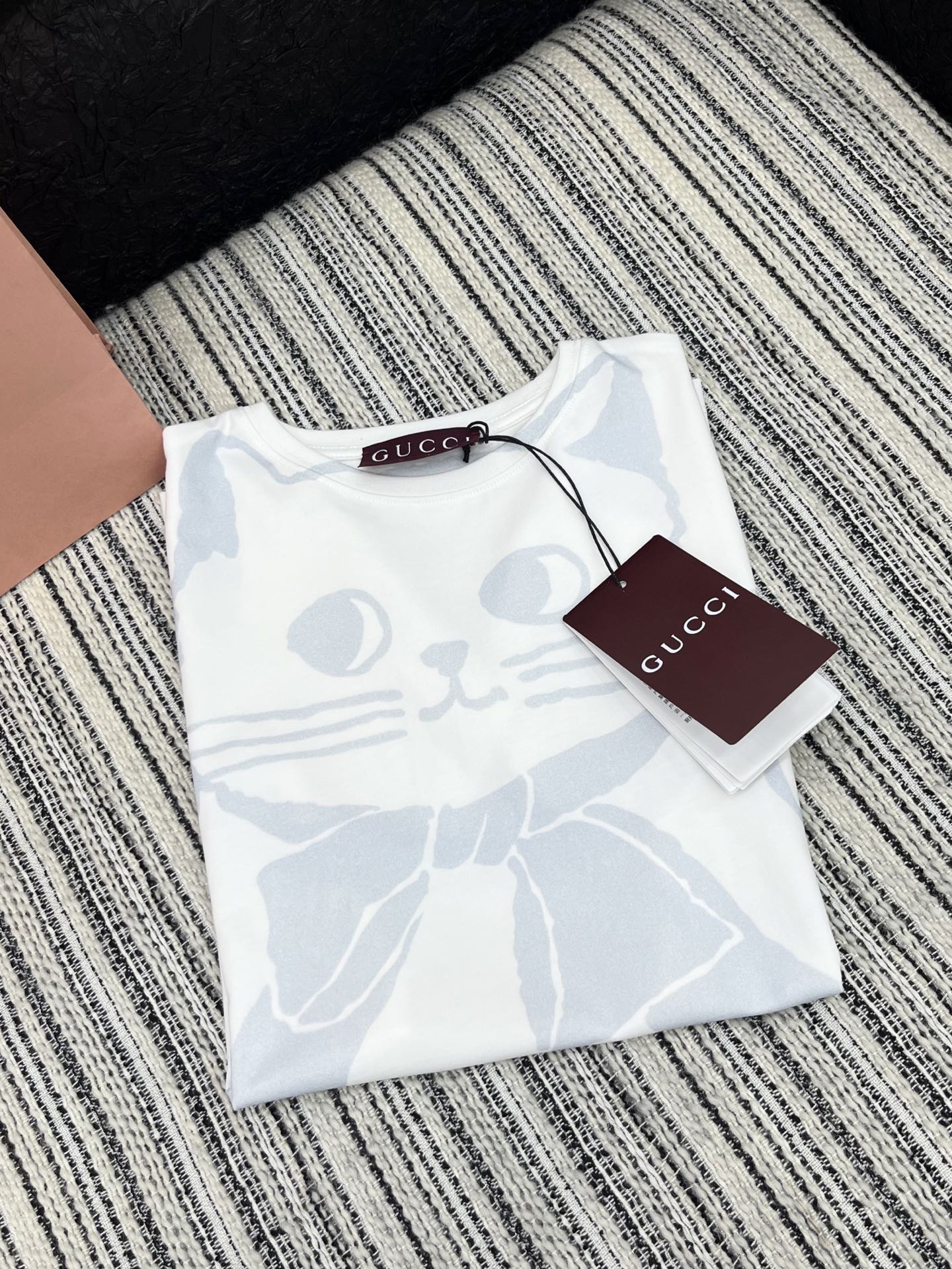 🛒𝐍𝐄𝐖 · 𝟐𝟎𝟐5/爆款现货

原单品质 Gucc*｜25限定系列前后印花短袖T恤
精致常规版型上身