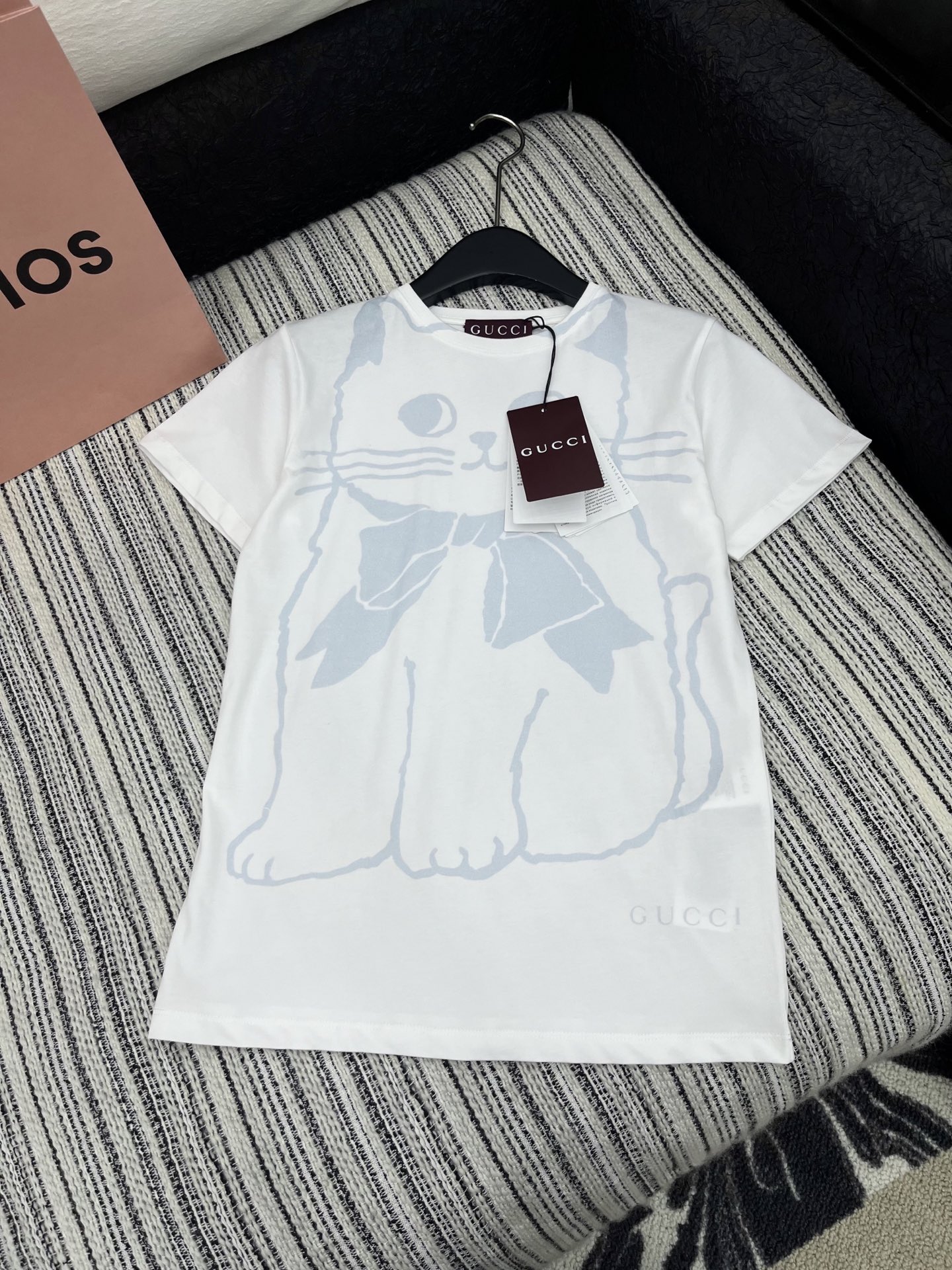 🛒𝐍𝐄𝐖 · 𝟐𝟎𝟐5/爆款现货

原单品质 Gucc*｜25限定系列前后印花短袖T恤
精致常规版型上身