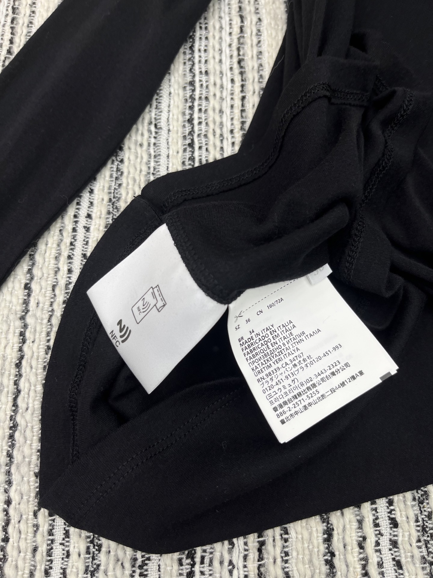 🛒𝐍𝐄𝐖 · 𝟐𝟎𝟐5/爆款现货

【原版定制】 Miu Mi*｜25春夏经典撞色贴布一字领长袖衫
订制
