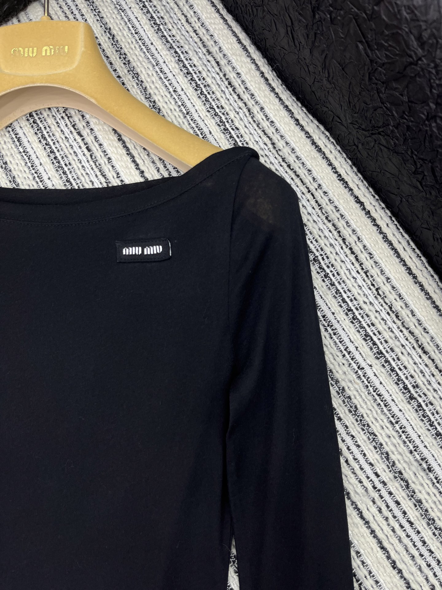 🛒𝐍𝐄𝐖 · 𝟐𝟎𝟐5/爆款现货

【原版定制】 Miu Mi*｜25春夏经典撞色贴布一字领长袖衫
订制