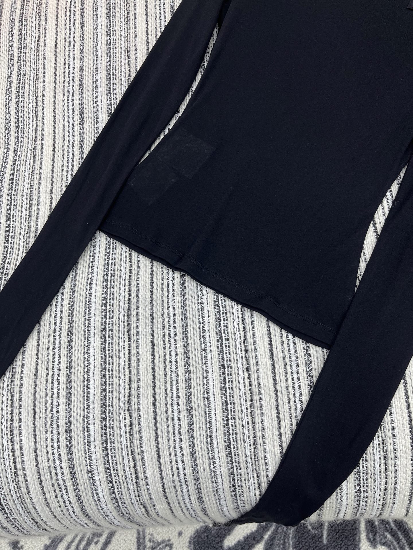 🛒𝐍𝐄𝐖 · 𝟐𝟎𝟐5/爆款现货

【原版定制】 Miu Mi*｜25春夏经典撞色贴布一字领长袖衫
订制