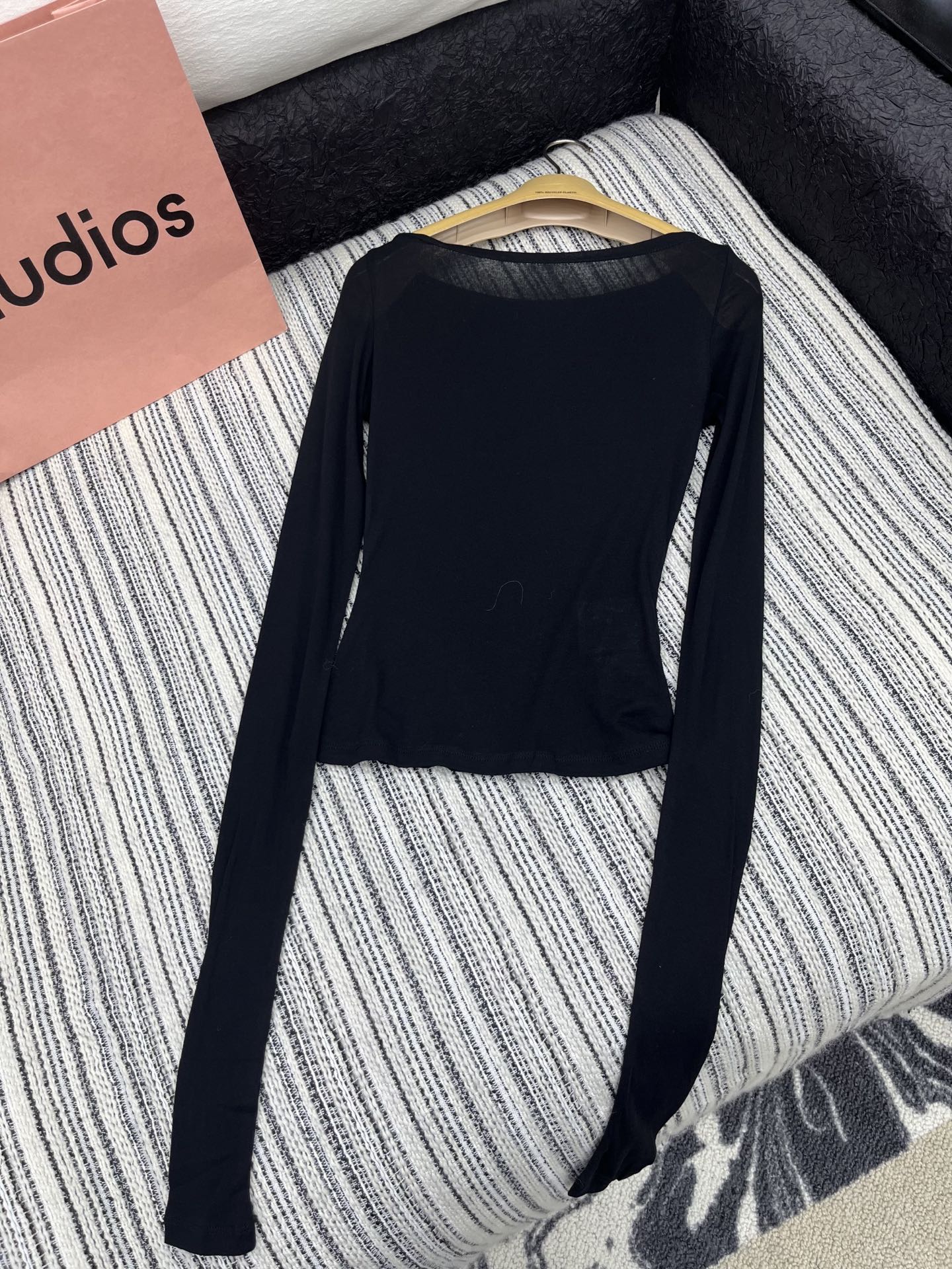🛒𝐍𝐄𝐖 · 𝟐𝟎𝟐5/爆款现货

【原版定制】 Miu Mi*｜25春夏经典撞色贴布一字领长袖衫
订制