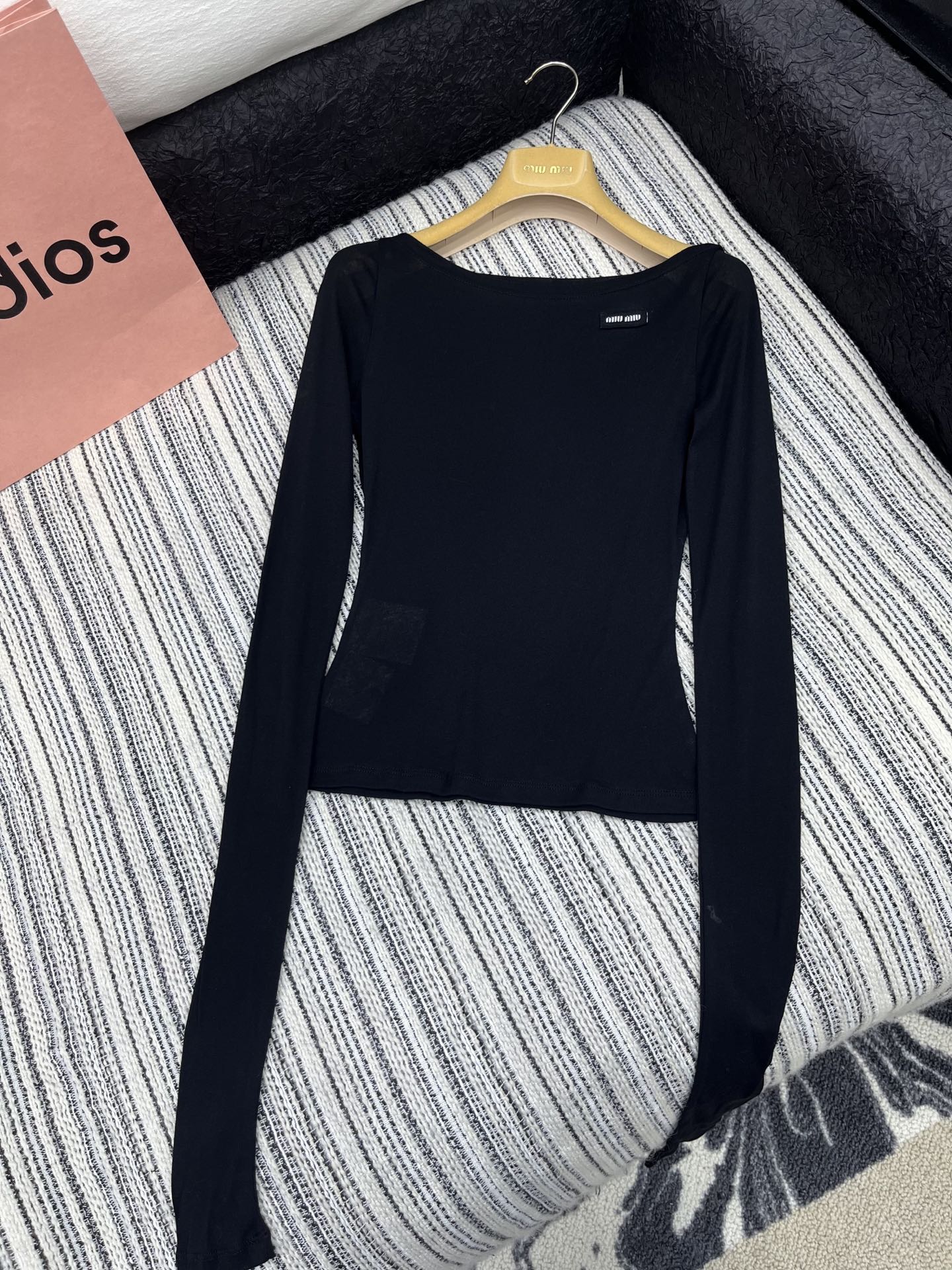 🛒𝐍𝐄𝐖 · 𝟐𝟎𝟐5/爆款现货

【原版定制】 Miu Mi*｜25春夏经典撞色贴布一字领长袖衫
订制