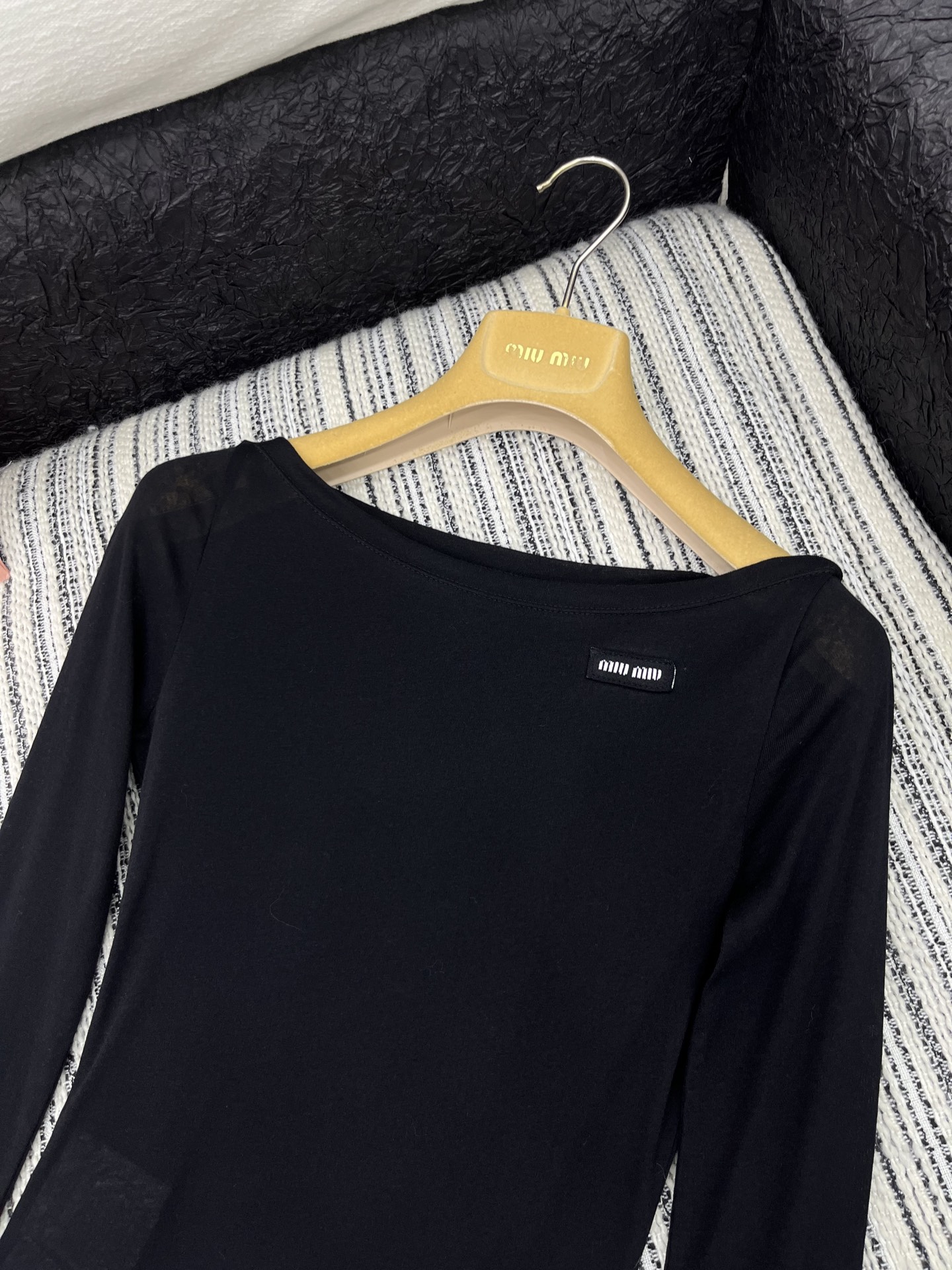 🛒𝐍𝐄𝐖 · 𝟐𝟎𝟐5/爆款现货

【原版定制】 Miu Mi*｜25春夏经典撞色贴布一字领长袖衫
订制