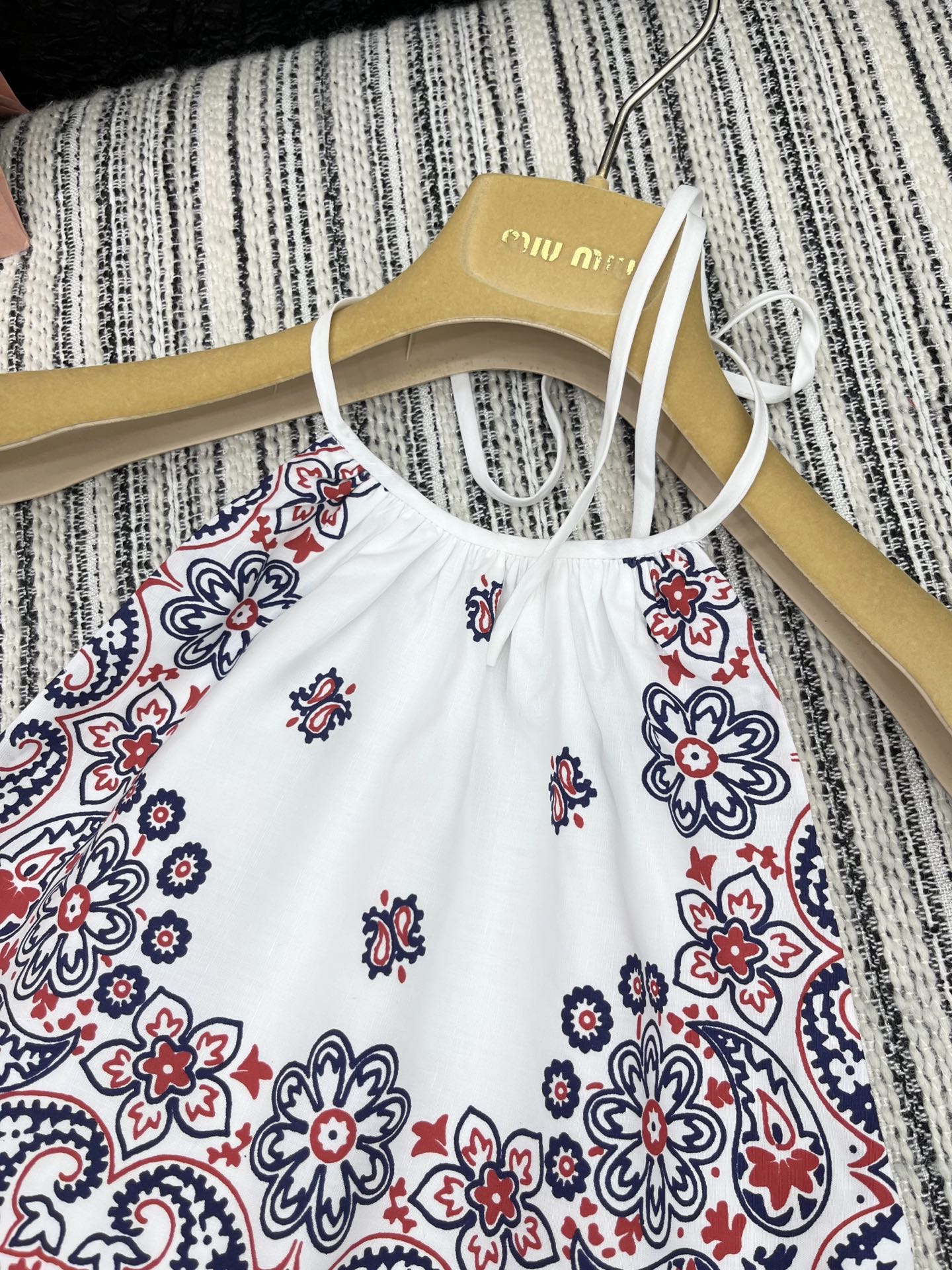 🛒𝐍𝐄𝐖 · 𝟐𝟎𝟐5/爆款现货

【原版定制】 Miu Mi*｜25春夏经典贴布绣系带挂脖背心
订制高
