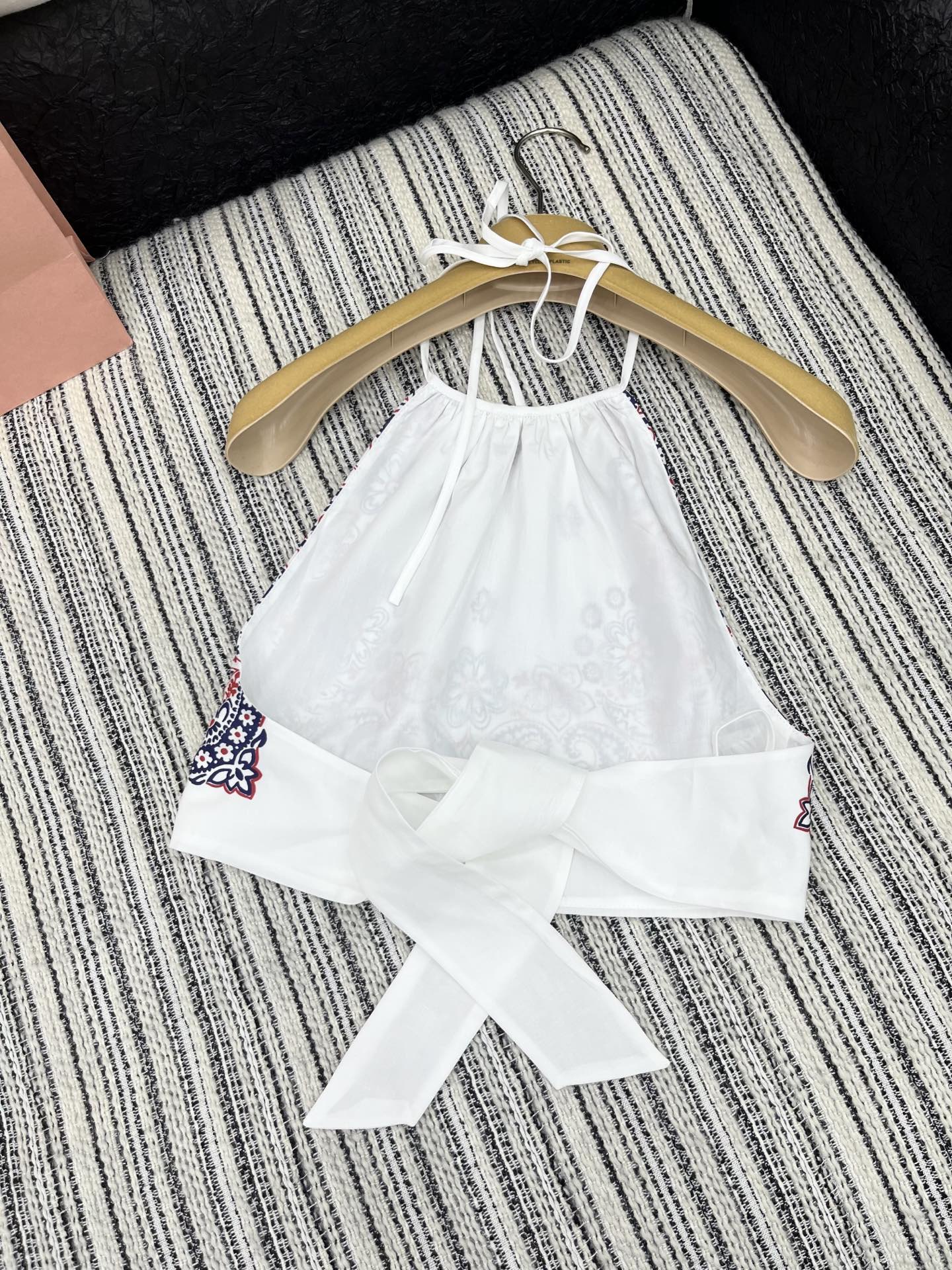 🛒𝐍𝐄𝐖 · 𝟐𝟎𝟐5/爆款现货

【原版定制】 Miu Mi*｜25春夏经典贴布绣系带挂脖背心
订制高