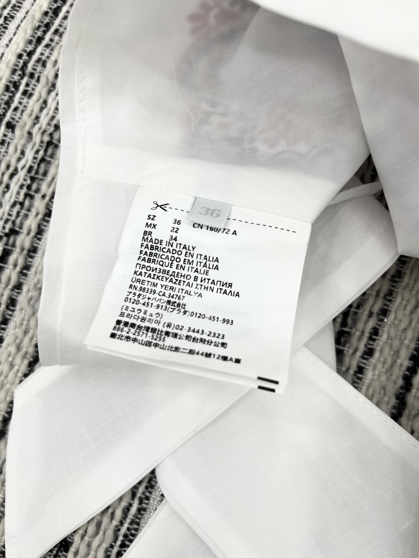 🛒𝐍𝐄𝐖 · 𝟐𝟎𝟐5/爆款现货

【原版定制】 Miu Mi*｜25春夏经典贴布绣系带挂脖背心
订制高