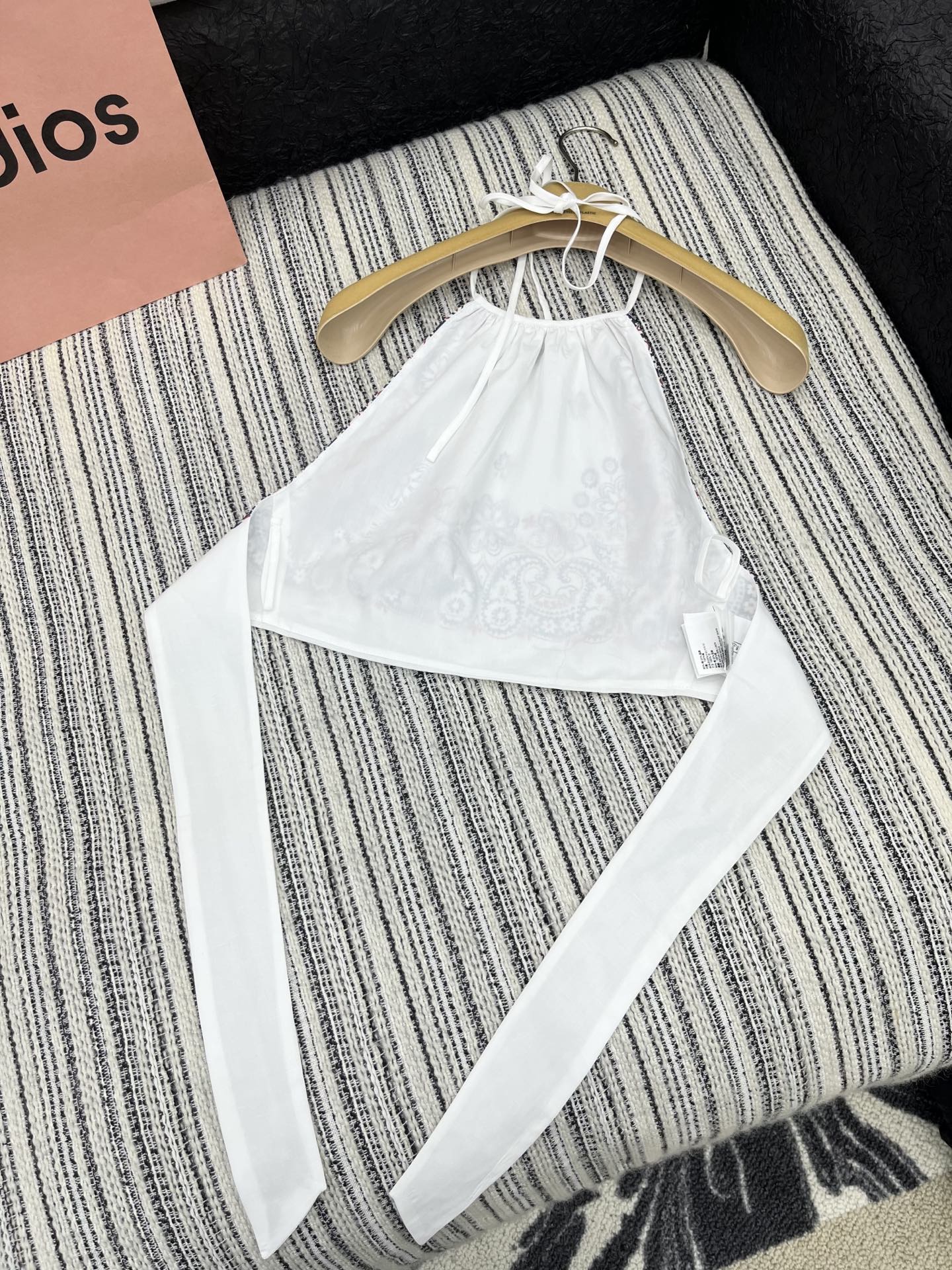 🛒𝐍𝐄𝐖 · 𝟐𝟎𝟐5/爆款现货

【原版定制】 Miu Mi*｜25春夏经典贴布绣系带挂脖背心
订制高