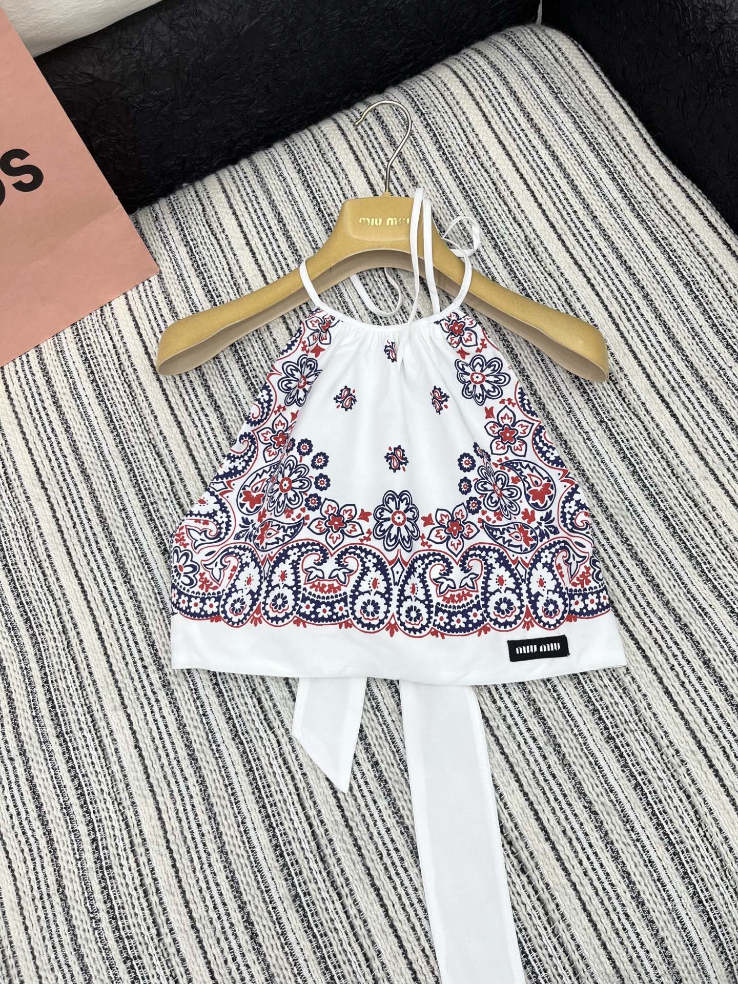 🛒𝐍𝐄𝐖 · 𝟐𝟎𝟐5/爆款现货

【原版定制】 Miu Mi*｜25春夏经典贴布绣系带挂脖背心
订制高