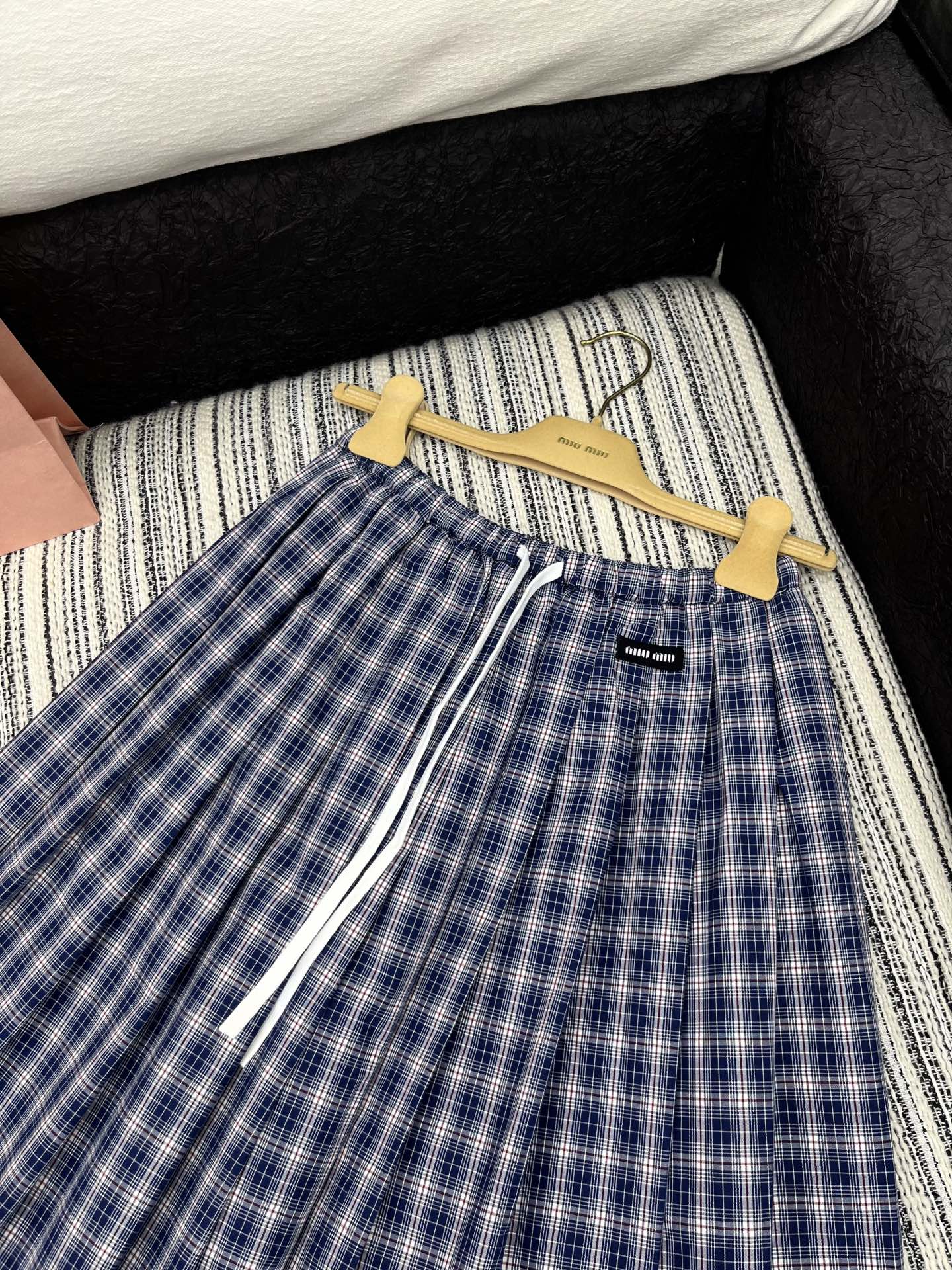 🛒𝐍𝐄𝐖 · 𝟐𝟎𝟐5/爆款现货

【原版定制】Miu Mi*｜25新款休闲抽绳格纹长半裙
颜色百搭高级