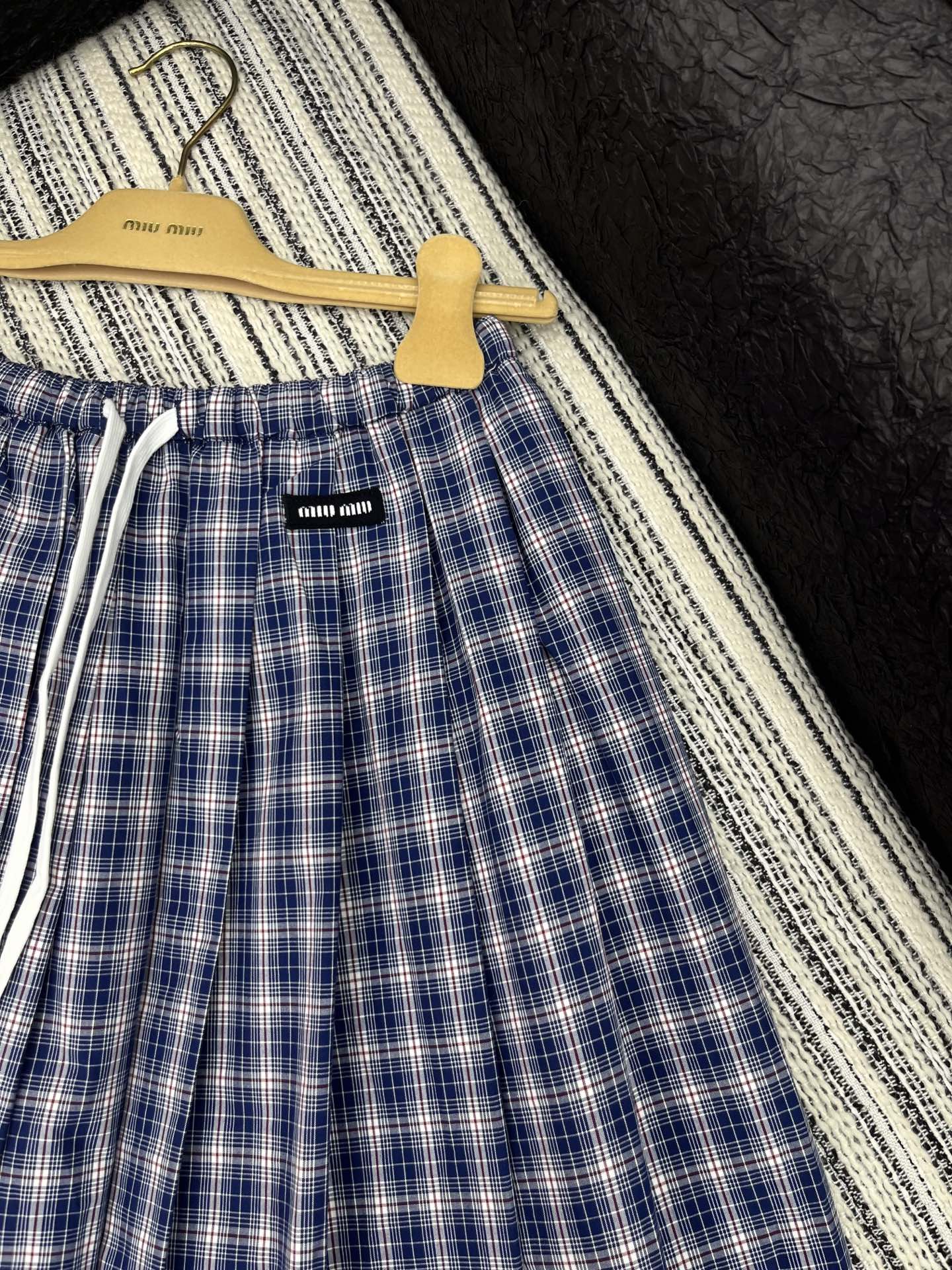 🛒𝐍𝐄𝐖 · 𝟐𝟎𝟐5/爆款现货

【原版定制】Miu Mi*｜25新款休闲抽绳格纹长半裙
颜色百搭高级