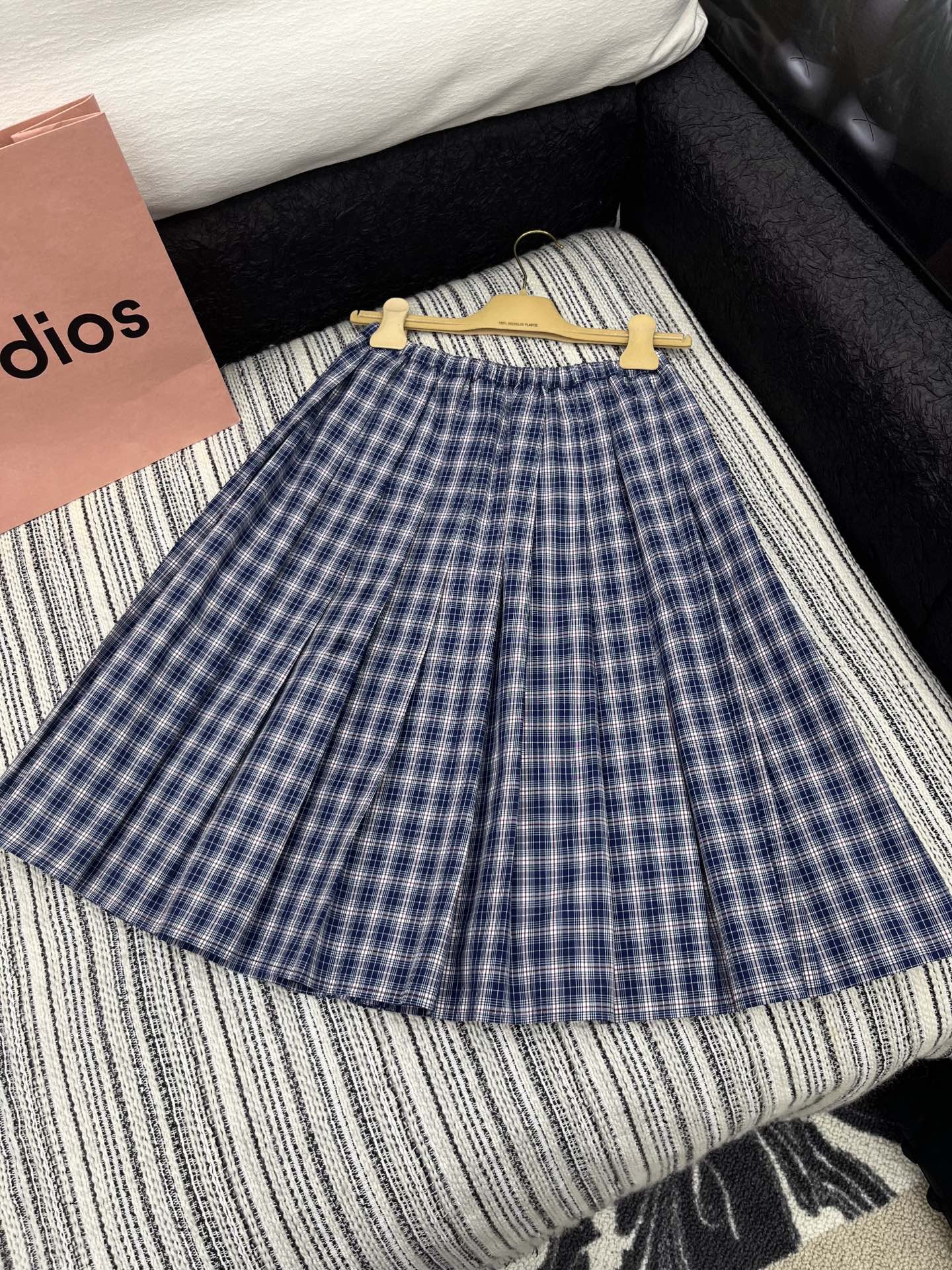 🛒𝐍𝐄𝐖 · 𝟐𝟎𝟐5/爆款现货

【原版定制】Miu Mi*｜25新款休闲抽绳格纹长半裙
颜色百搭高级
