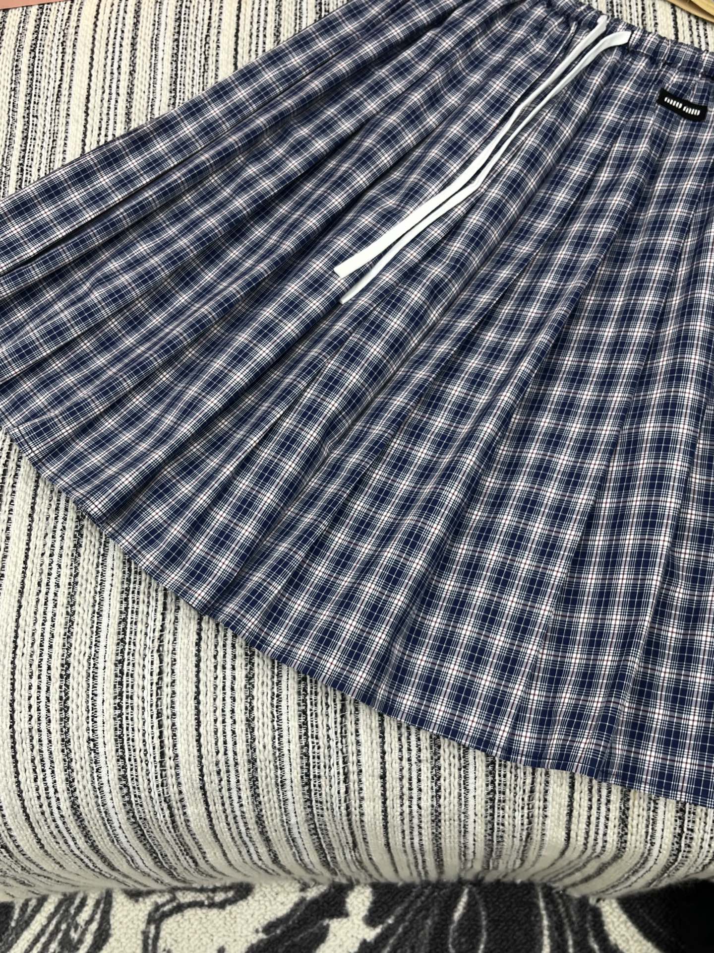 🛒𝐍𝐄𝐖 · 𝟐𝟎𝟐5/爆款现货

【原版定制】Miu Mi*｜25新款休闲抽绳格纹长半裙
颜色百搭高级