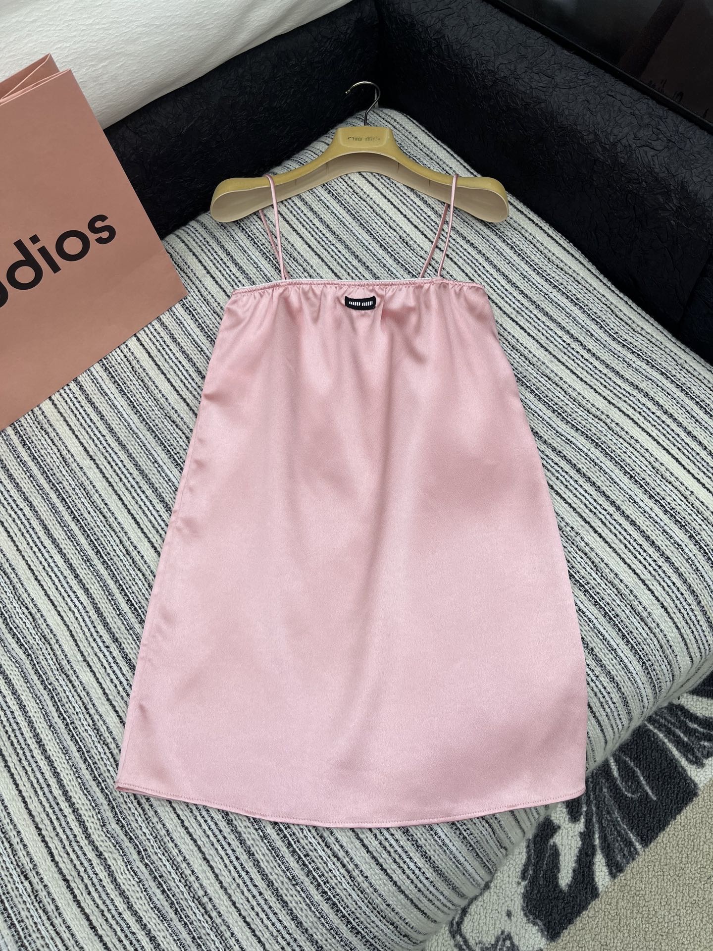 🛒𝐍𝐄𝐖 · 𝟐𝟎𝟐5/爆款现货

【原版定制】Miu Mi *｜ 25SS 春夏新款吊带裙
定制撞色贴