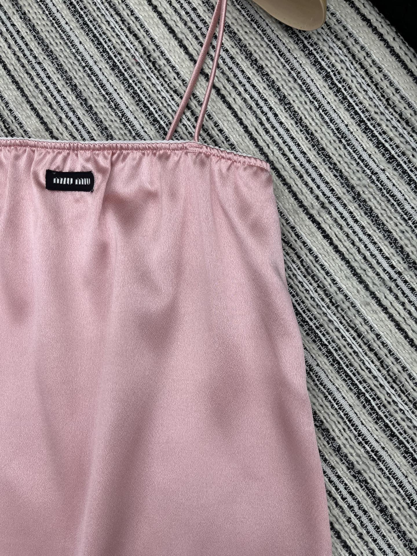 🛒𝐍𝐄𝐖 · 𝟐𝟎𝟐5/爆款现货

【原版定制】Miu Mi *｜ 25SS 春夏新款吊带裙
定制撞色贴