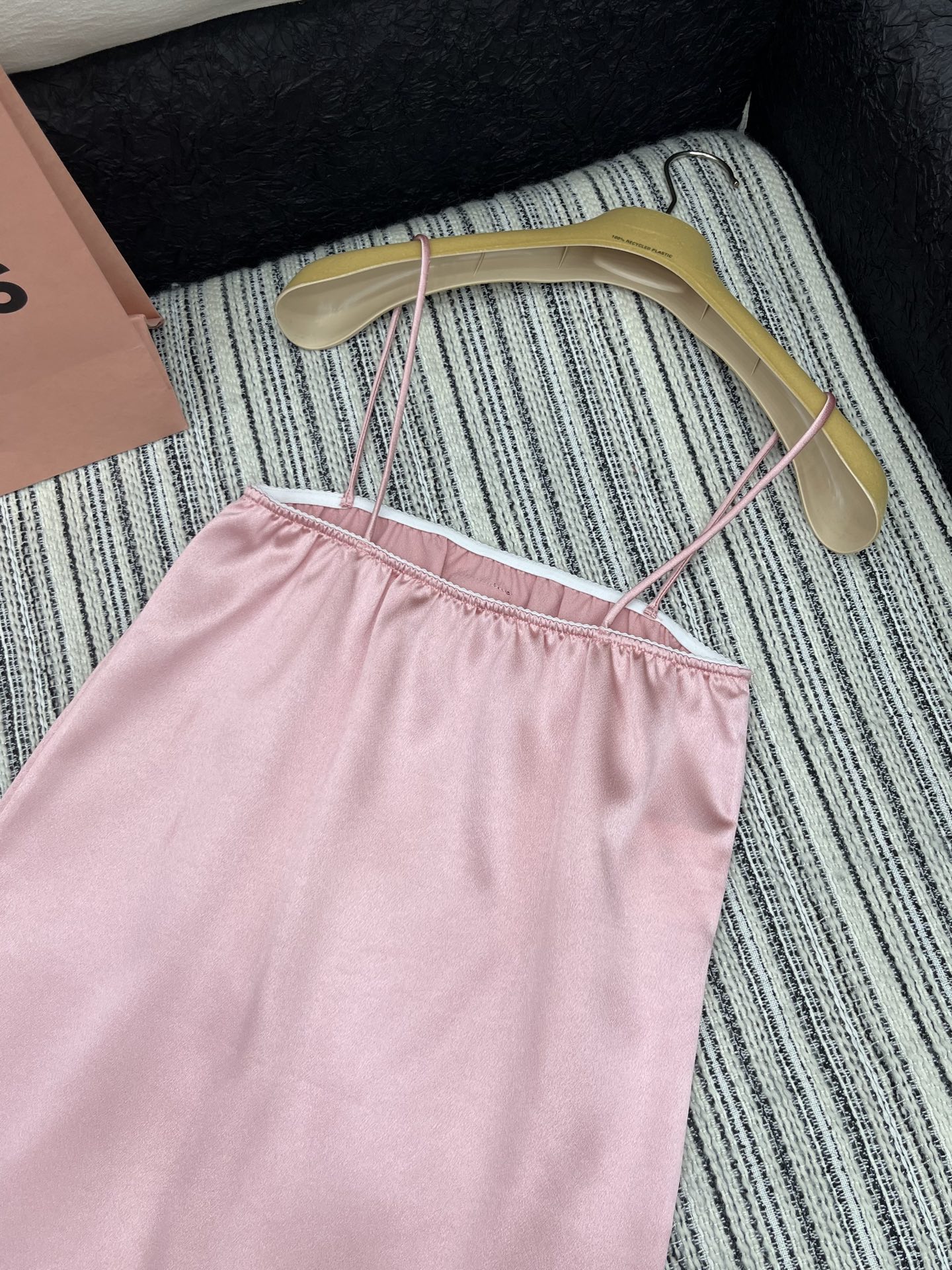 🛒𝐍𝐄𝐖 · 𝟐𝟎𝟐5/爆款现货

【原版定制】Miu Mi *｜ 25SS 春夏新款吊带裙
定制撞色贴