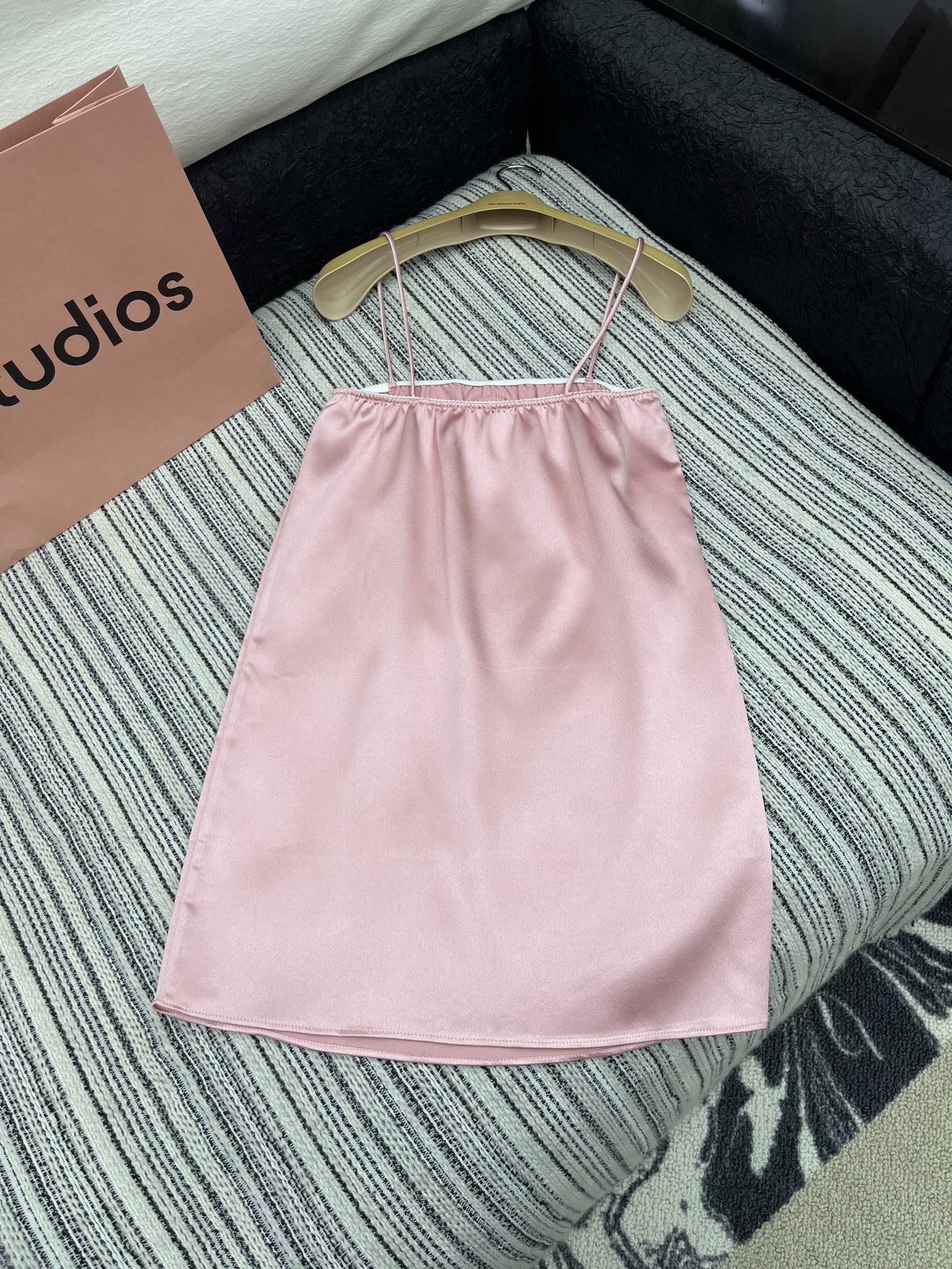 🛒𝐍𝐄𝐖 · 𝟐𝟎𝟐5/爆款现货

【原版定制】Miu Mi *｜ 25SS 春夏新款吊带裙
定制撞色贴